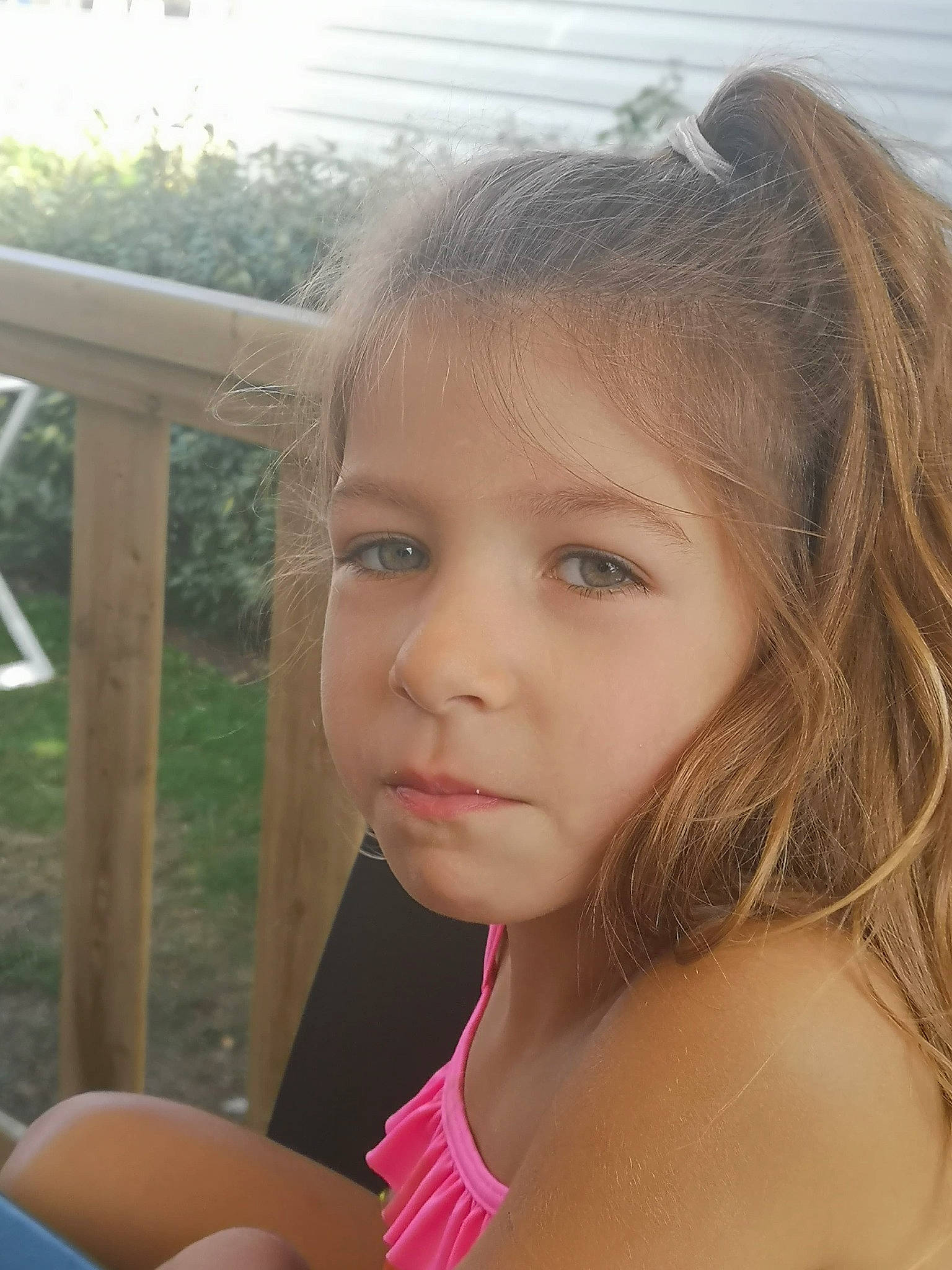 Lyna a rejoint le concours — aidez-le/la à gagner de superbes lots ! beauty, blond, brown_hair, child, child_model, chin, eye, face, forehead, hair, hairstyle, head, lip, long_hair, nose, person, skin, smile, summer, sunlight