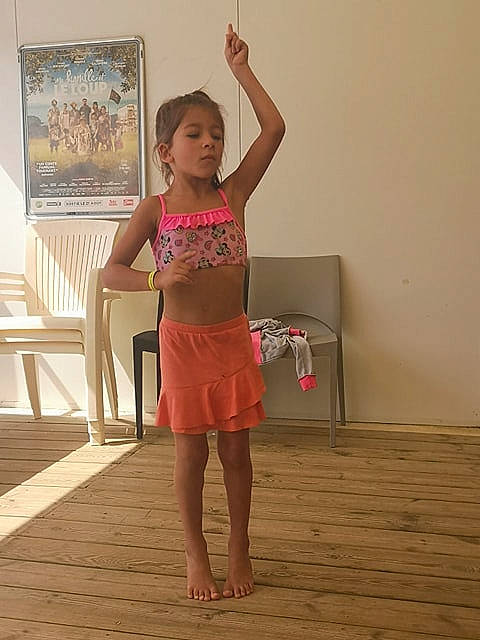 Lyna participe au concours pour gagner de l'argent avec cette photo : arm, barefoot, child, fun, human_body, human_leg, joint, leg, person, shoulder, standing, vacation