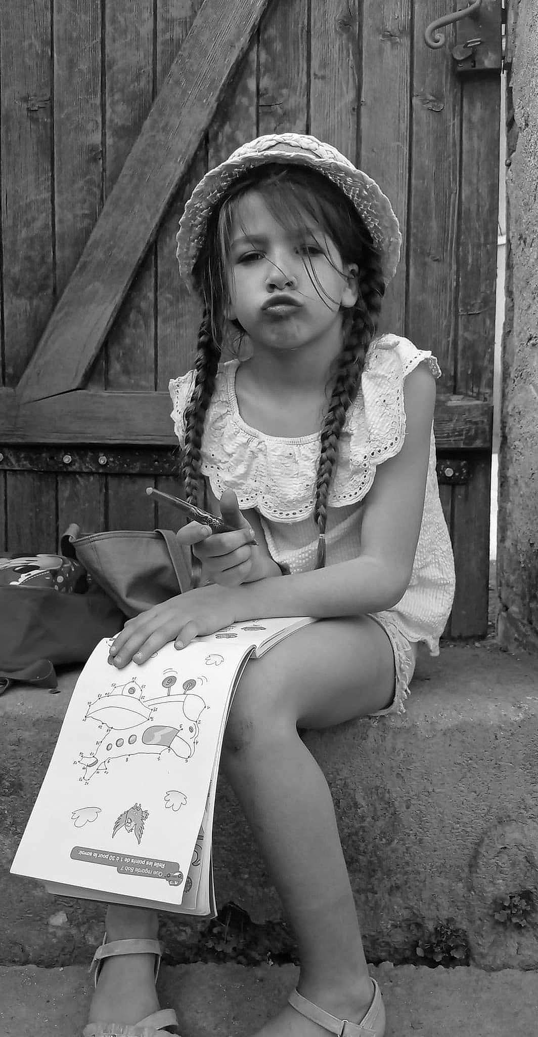 Lyna participe au concours pour gagner de l'argent avec cette photo : beauty, black, black_and_white, child, clothing, facial_expression, flash_photography, happy, human_body, leg, monochrome, monochrome_photography, person, photograph, public_space, smile, standing, style, thigh, toddler