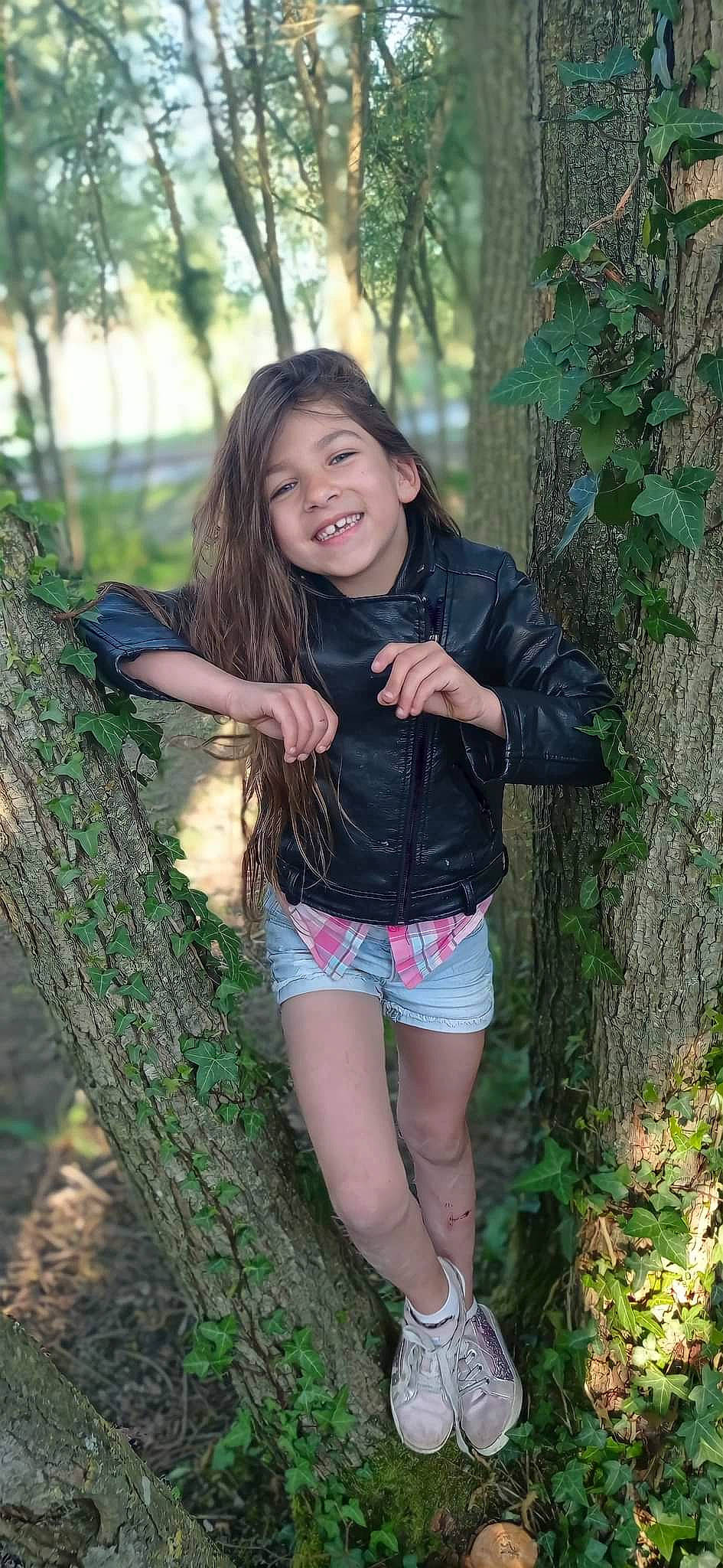 Lyna participe au concours pour gagner de l'argent avec cette photo : black_hair, botany, fawn, flash_photography, forest, grass, hair, happy, joy, leaf, people_in_nature, person, plant, shorts, smile, street_fashion, t_shirt, thigh, tree, trunk