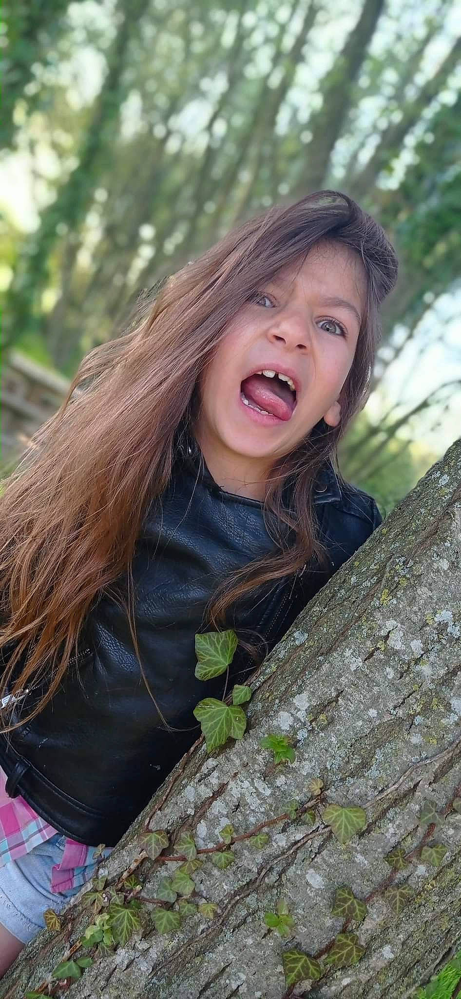 Lyna a rejoint le concours — aidez-le/la à gagner de superbes lots ! black_hair, blond, branch, brown_hair, cool, flash_photography, forest, grass, happy, jacket, layered_hair, lip, long_hair, outerwear, people_in_nature, person, plant, smile, street_fashion, sunlight