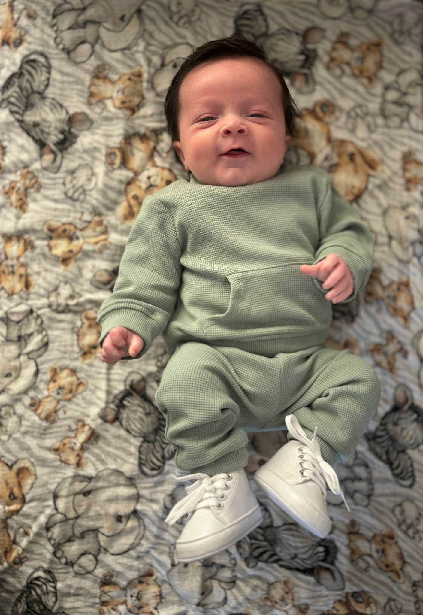 Lizio a rejoint le concours — aidez-le/la à gagner de superbes lots ! art, baby, baby_toddler_clothing, cheek, child, comfort, eye, face, flooring, grass, happy, head, leaf, people_in_nature, person, sitting, skin, sleeve, textile, toddler