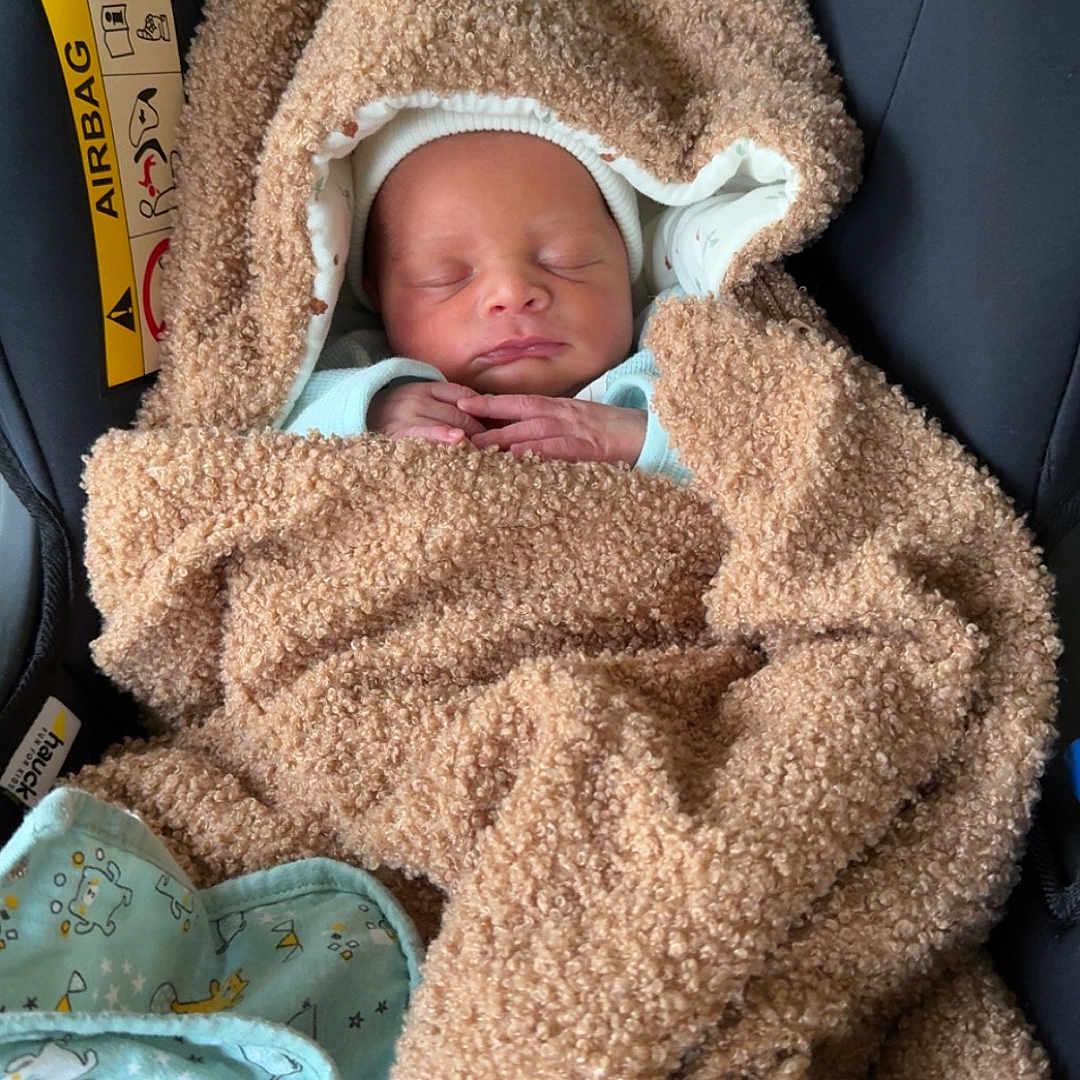 Jonass a rejoint le concours — aidez-le/la à gagner de superbes lots ! baby, bear_ears, blanket, car_seat, child, clothing, cozy, cute, fabric, hands, indoors, infant, newborn, pastel_colors, peaceful, portrait, resting, sleeping, soft_texture, wrapped