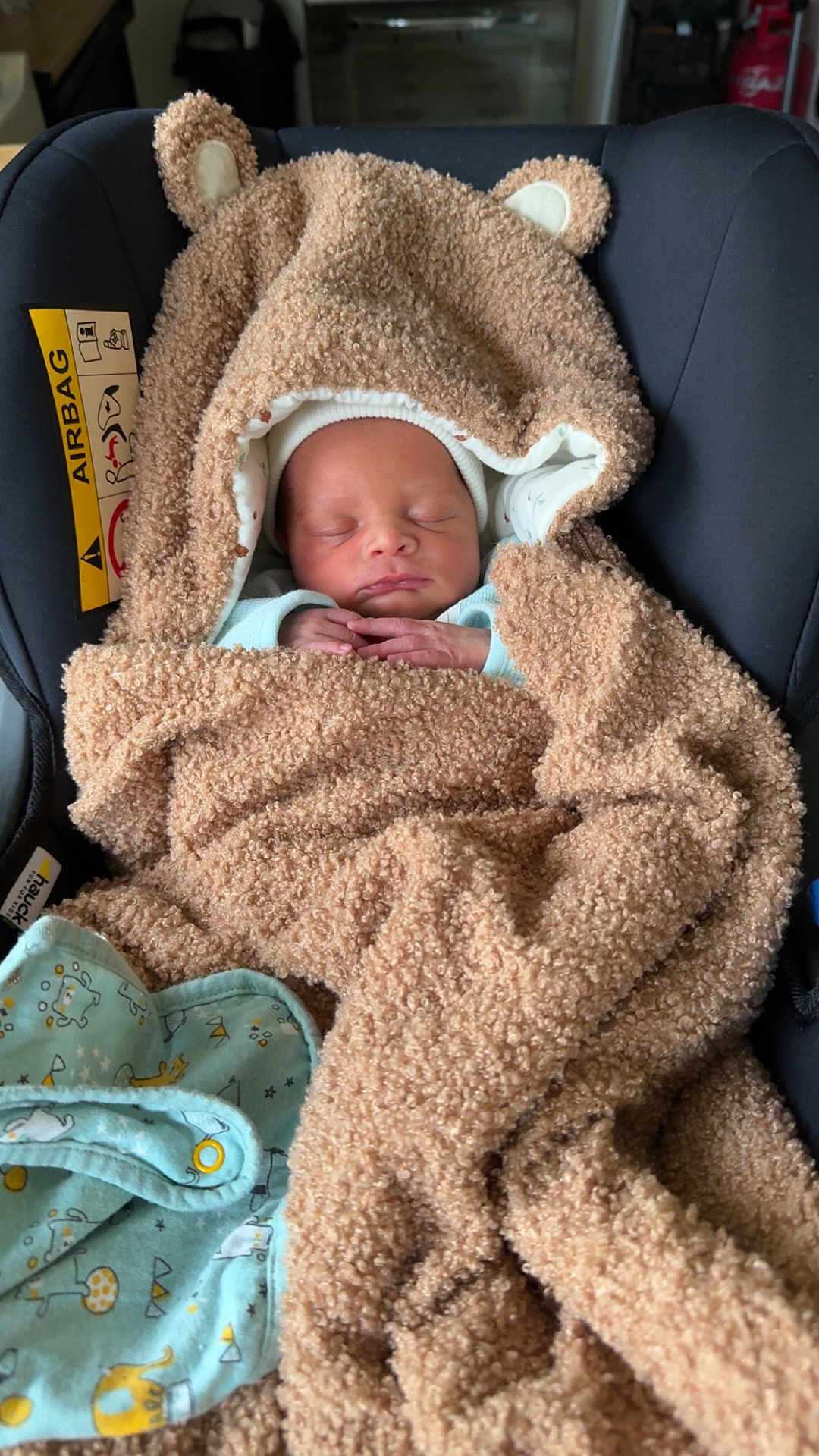 Jonass a rejoint le concours — aidez-le/la à gagner de superbes lots ! newborn, baby, blanket, car_seat, sleeping, child, soft_texture, bear_ears, clothing, pastel_colors, infant, cute, resting, portrait, indoors, cozy, wrapped, peaceful, hands, fabric