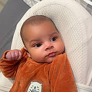 Jonass a rejoint le concours — aidez-le/la à gagner de superbes lots ! baby, infant, onesie, orange_clothing, hedgehog_patch, cushion, plaid_blanket, bed, indoor, portrait, cute, child, soft_texture, resting, small_hand, fuzzy_clothing, face, head, young, sleepwear