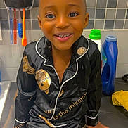 Alfred a rejoint le concours — aidez-le/la à gagner de superbes lots ! child, smiling, pajamas, black_clothing, gold_print, kitchen, counter, toothbrush, bathroom, hair_style, top_knot, happy, indoor, person, young_child, face, hands, tiles, household_items, cleaning_supplies