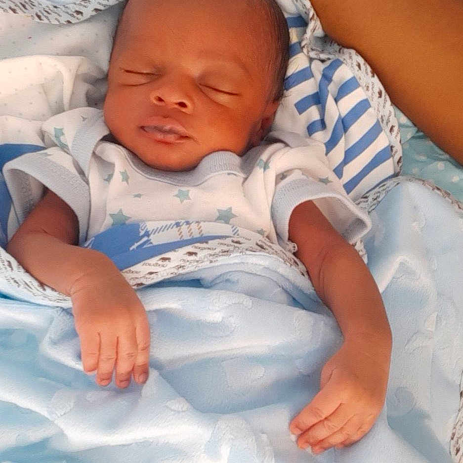 Alfred a rejoint le concours — aidez-le/la à gagner de superbes lots ! arm, baby, bed, blanket, blue, child, clothing, comfort, fabric, hand, infant, newborn, pattern, peaceful, person, rest, skin, sleeping, soft, striped