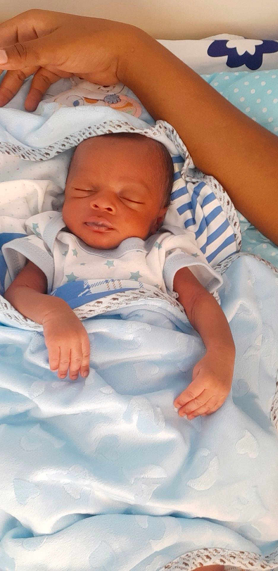 Alfred a rejoint le concours — aidez-le/la à gagner de superbes lots ! baby, newborn, sleeping, blanket, blue, arm, hand, infant, child, soft, comfort, peaceful, rest, clothing, striped, pattern, bed, fabric, skin, person