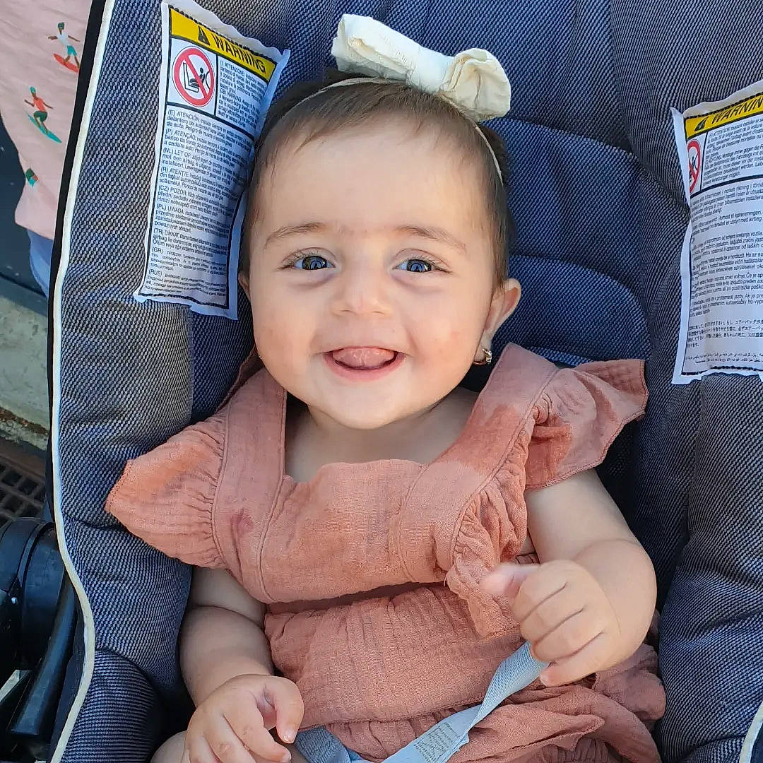 Luna a rejoint le concours — aidez-le/la à gagner de superbes lots ! azure, baby, baby_in_car_seat, baby_toddler_clothing, cheek, comfort, eye, eyebrow, finger, gesture, hand, happy, human, human_body, joy, neck, nose, person, skin, sleeve