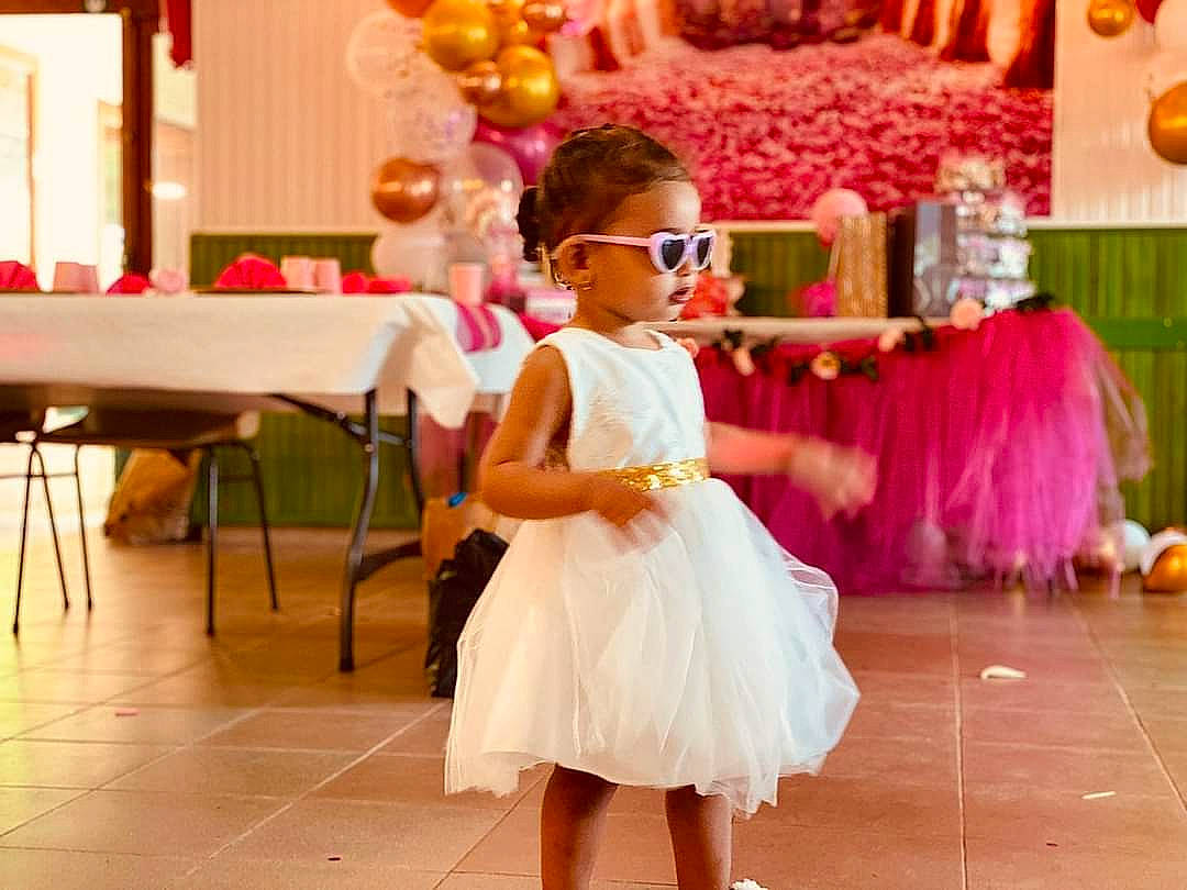 Angelina a rejoint le concours — aidez-le/la à gagner de superbes lots ! baby_toddler_clothing, ballet_tutu, chair, child, dance, entertainment, event, flooring, fun, happy, leisure, magenta, performance, performance_art, performing_arts, person, pink, recreation, room, sunglasses