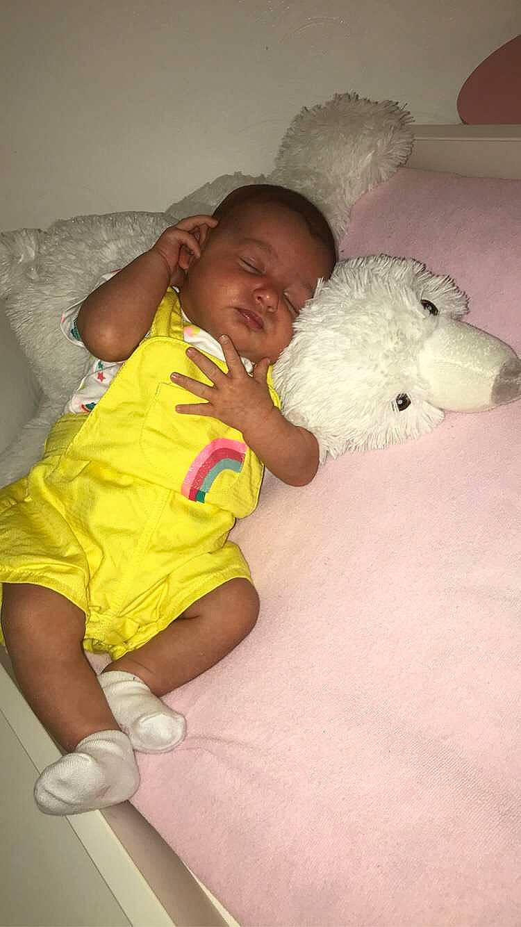 Angelina participe au concours pour gagner de l'argent avec cette photo : baby, canidae, child, leg, person, stuffed_toy, teddy_bear, toddler, toy, white