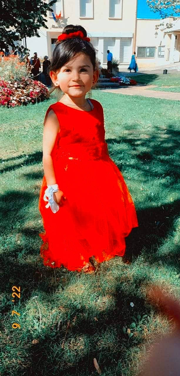 Cathalyna participe au concours pour gagner de l'argent avec cette photo : child, day_dress, dress, event, formal_wear, fun, grass, green, happy, joy, leisure, magenta, one_piece_garment, people_in_nature, person, petal, pink, recreation, red, smile