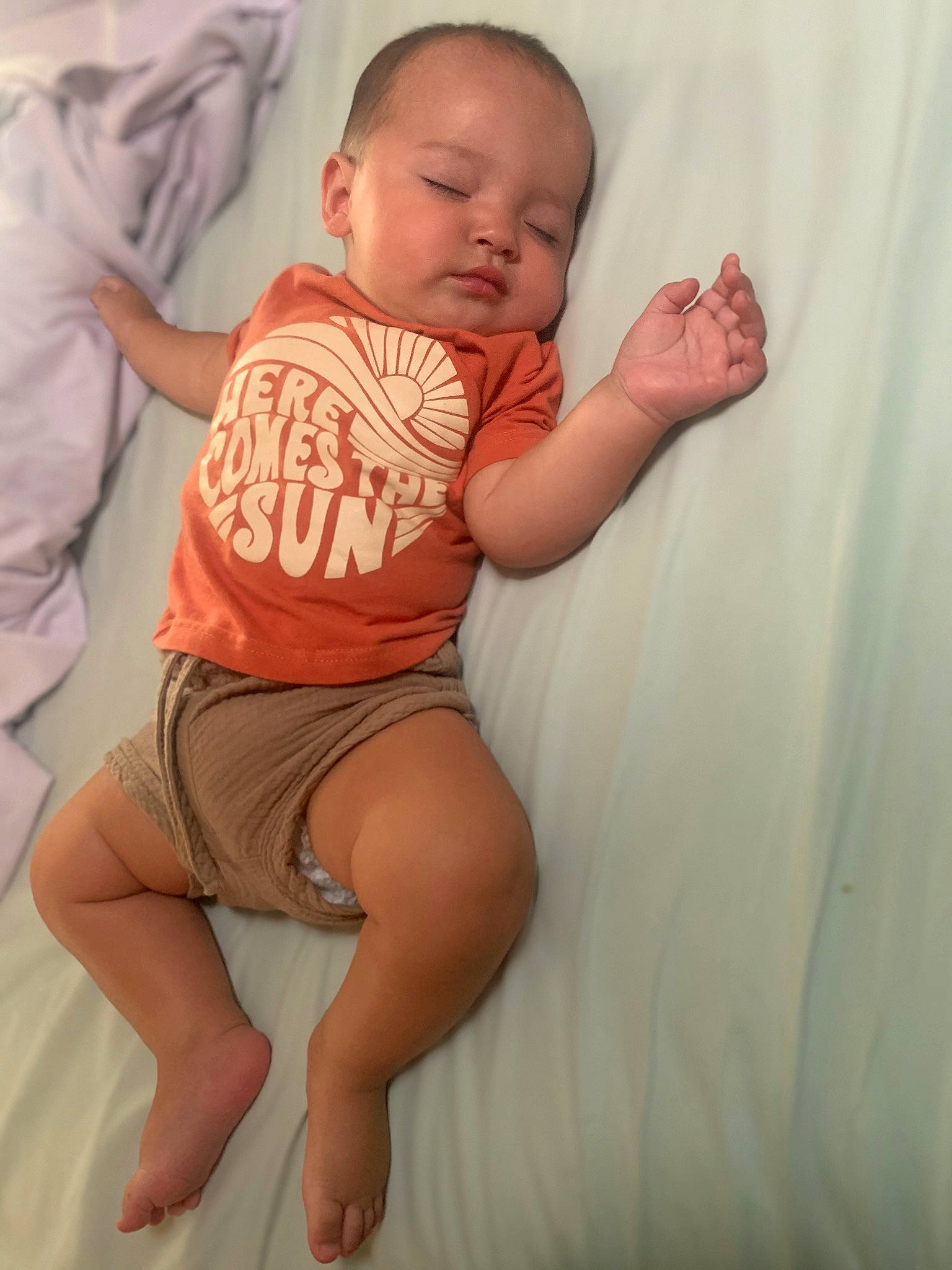 Gael is registered to the contest to win money with this photo: baby, baby_toddler_clothing, cheek, chin, comfort, eye, face, head, human_body, joint, knee, leg, mouth, neck, person, shorts, shoulder, skin, sleeve, stomach