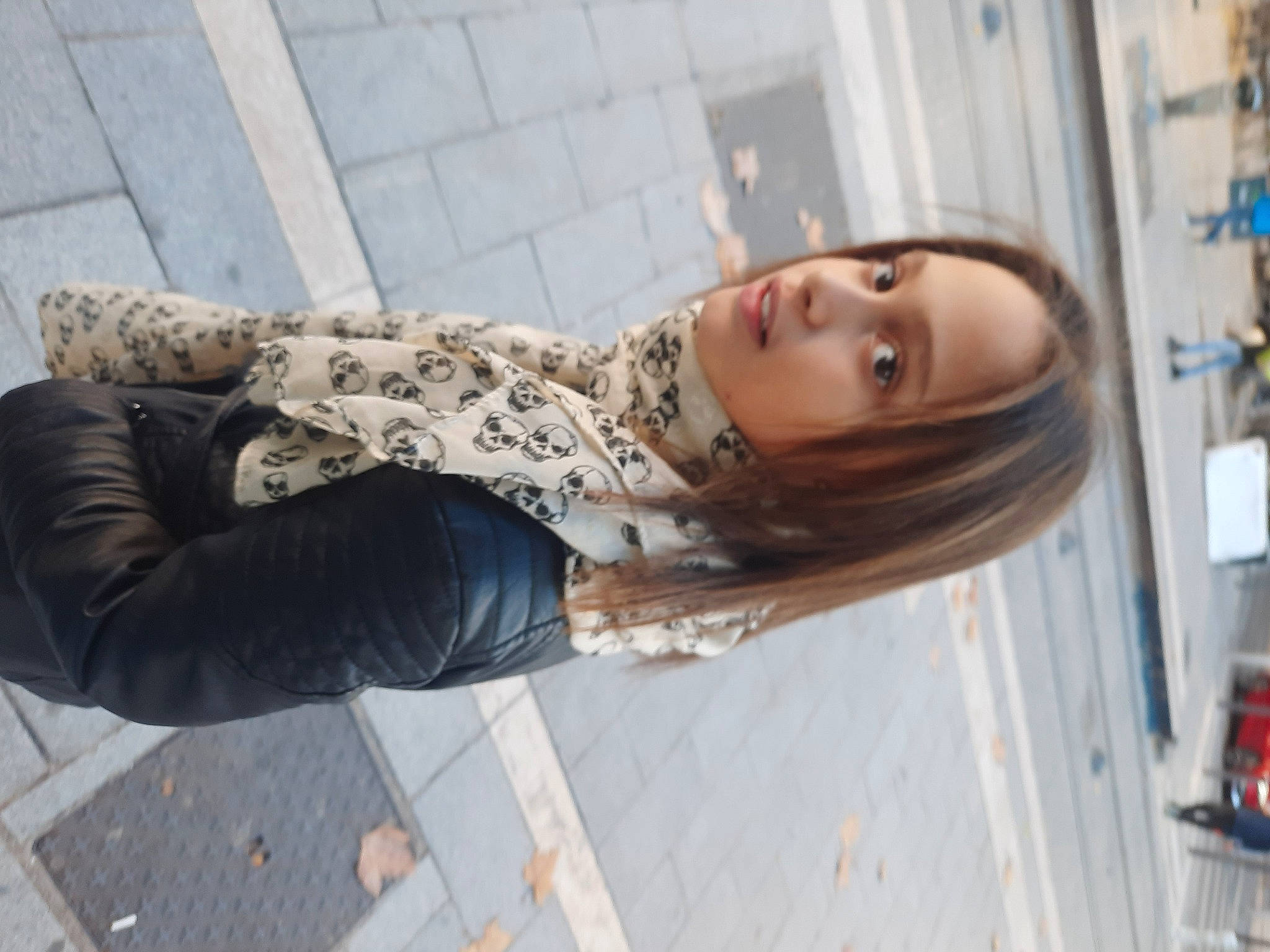 Kaïline a rejoint le concours — aidez-le/la à gagner de superbes lots ! blond, brown_hair, denim, eyelash, eyewear, fashion, fashion_design, flooring, human_leg, joint, knee, long_hair, pattern, person, road_surface, sitting, street, textile, thigh, waist