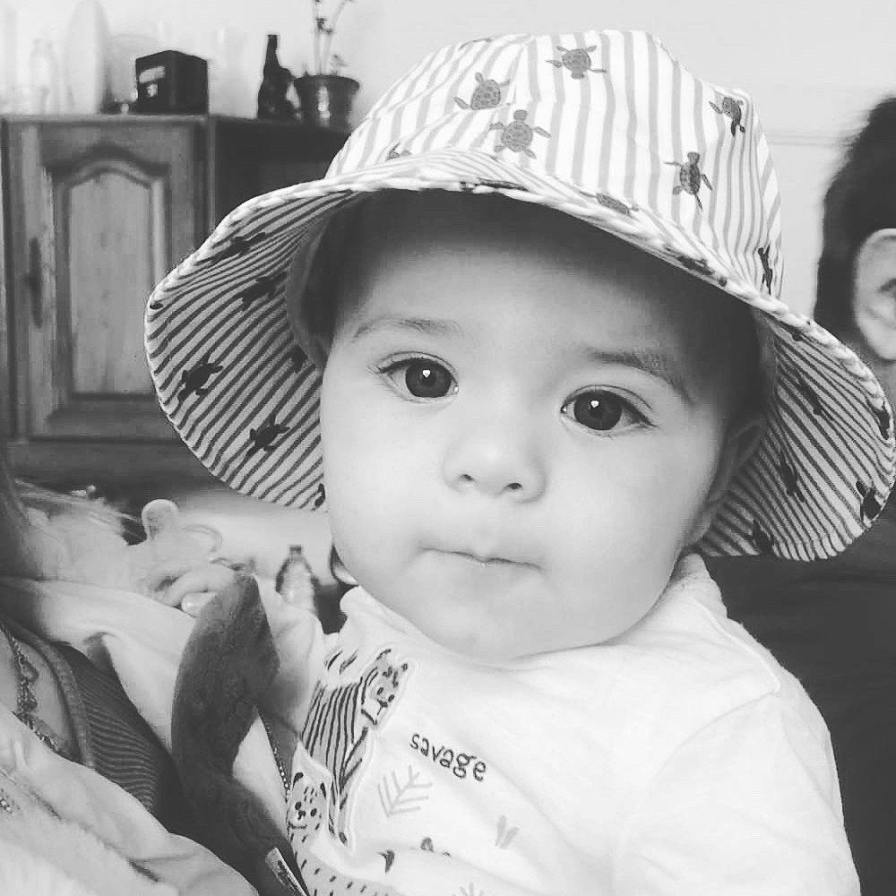 Gabin a rejoint le concours — aidez-le/la à gagner de superbes lots ! baby, black, black_and_white, cap, cheek, cool, facial_expression, happy, hat, headgear, headwear, human_body, iris, lip, mouth, nose, person, skin, smile, style