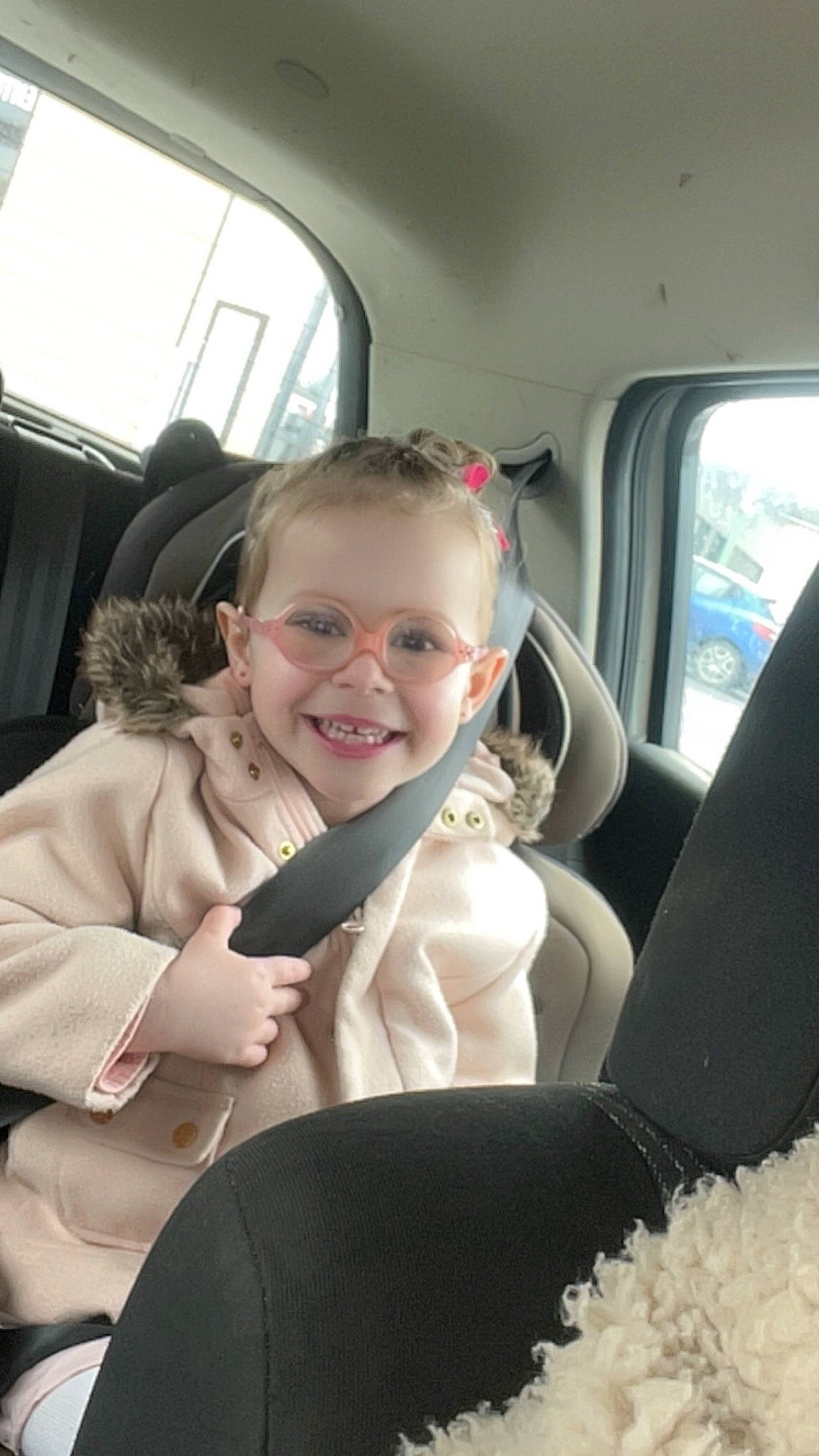 Lya a rejoint le concours — aidez-le/la à gagner de superbes lots ! air_travel, auto_part, automotive_design, car, car_seat, car_seat_cover, comfort, eyewear, family_car, fun, happy, head_restraint, joy, motor_vehicle, person, seat_belt, smile, steering_wheel, toddler, vehicle