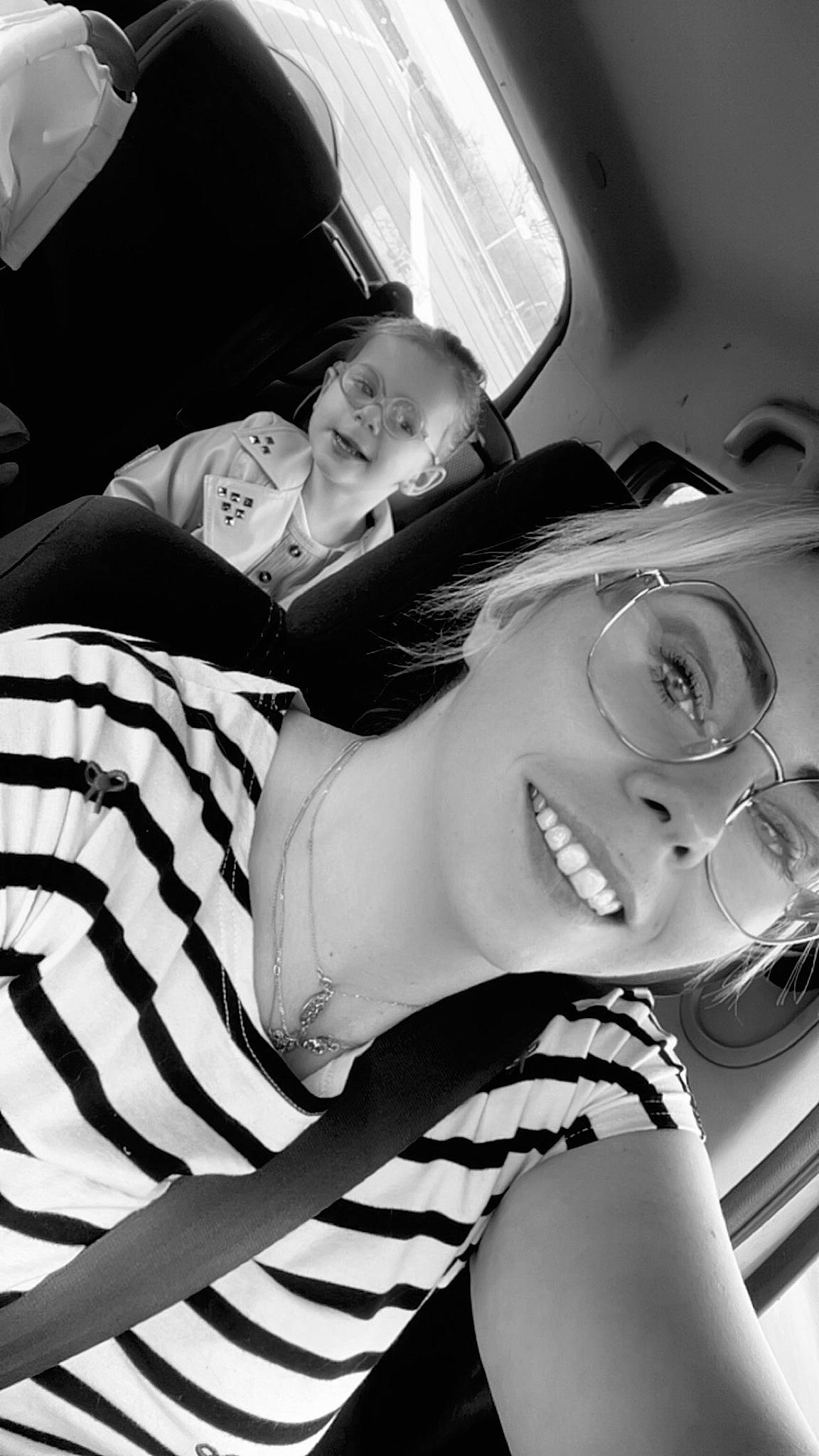 Lya participe au concours pour gagner de l'argent avec cette photo : automotive_design, black, black_and_white, comfort, eyewear, flash_photography, fun, gesture, glasses, happy, human_leg, joy, monochrome, monochrome_photography, pattern, person, room, sitting, smile, style