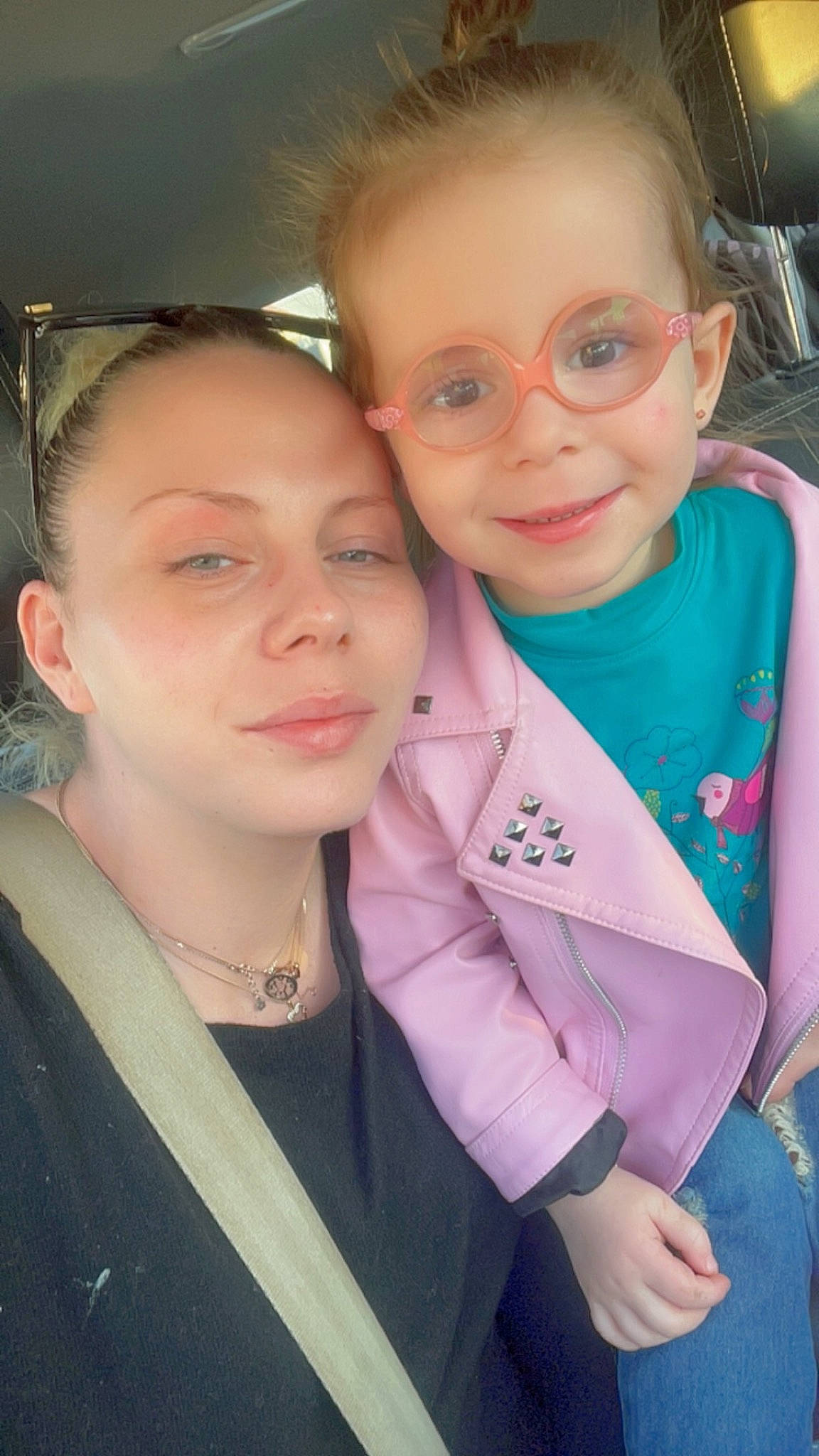 Lya participe au concours pour gagner de l'argent avec cette photo : cheek, cool, event, eye, eyebrow, eyewear, face, facial_expression, fun, hair, hairstyle, happy, head, iris, joy, lip, long_hair, nose, person, skin