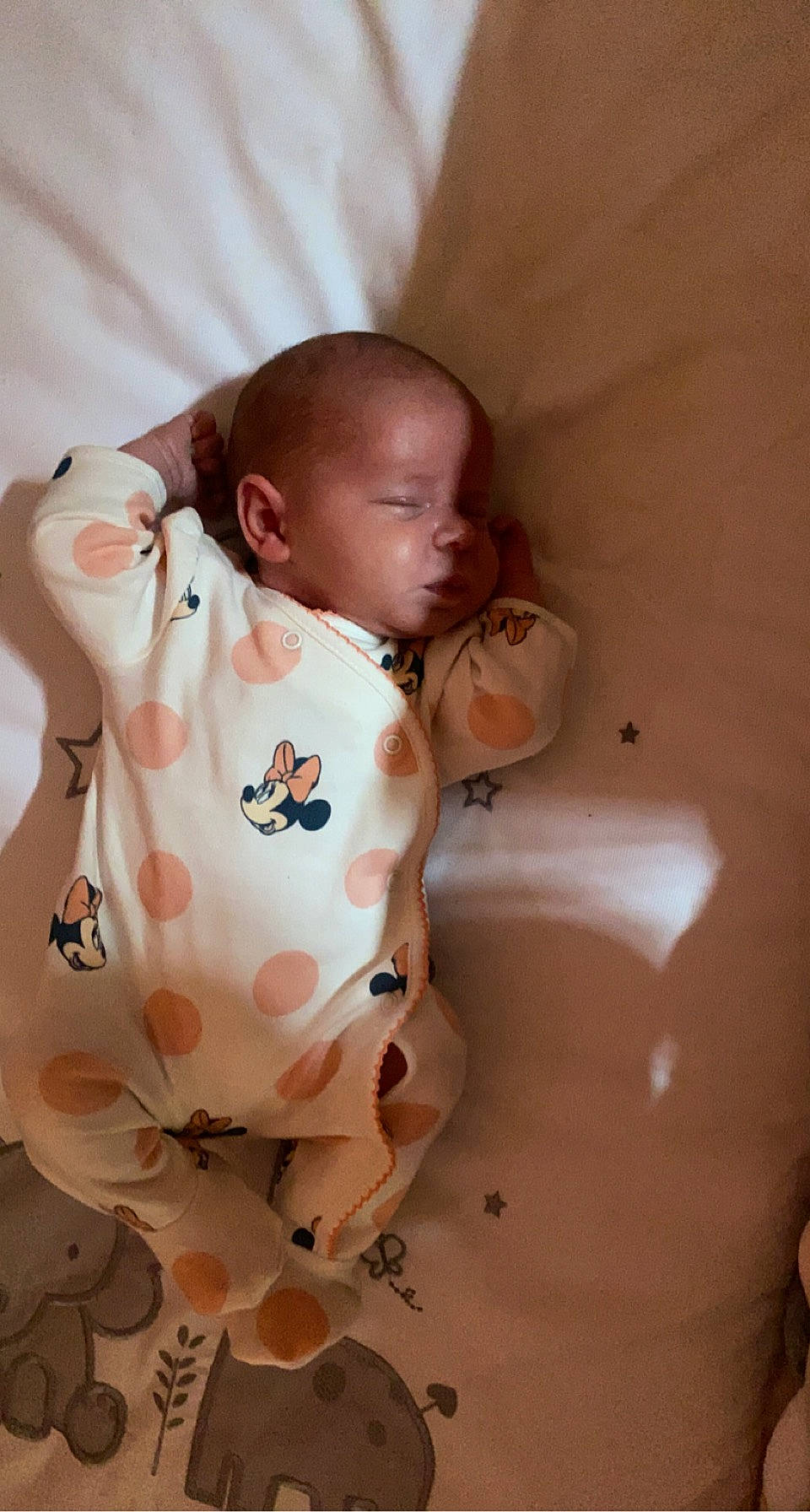 Lya participe au concours pour gagner de l'argent avec cette photo : baby, baby_products, baby_toddler_clothing, cheek, child, collar, comfort, dress, face, flooring, happy, infant_bodysuit, linens, neck, peach, person, petal, sitting, skin, sleeve