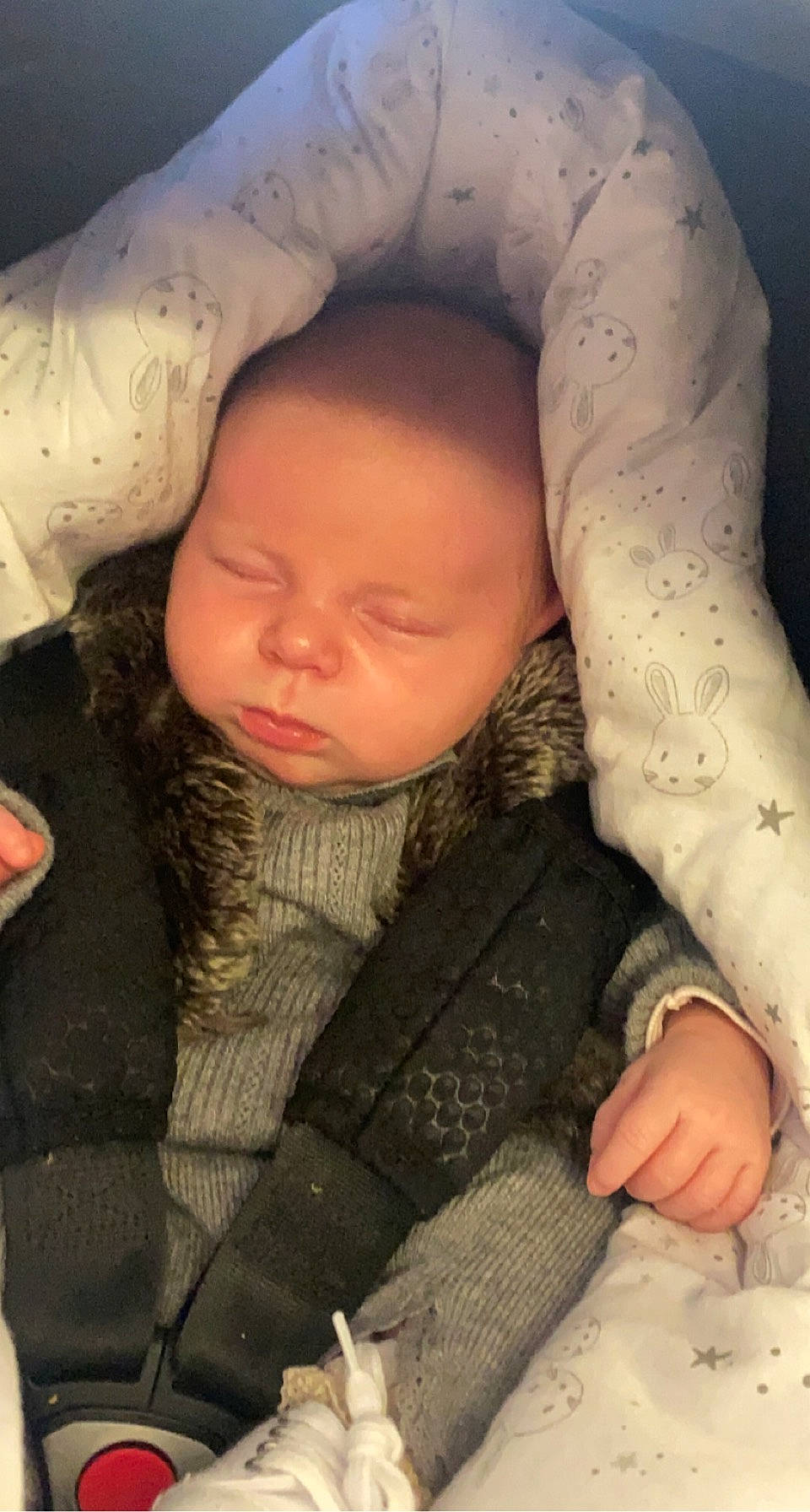 Lya a rejoint le concours — aidez-le/la à gagner de superbes lots ! baby, baby_toddler_clothing, cheek, comfort, eye, eyebrow, face, facial_expression, finger, gesture, human_body, linens, lip, mouth, neck, nose, person, skin, sleeve, textile