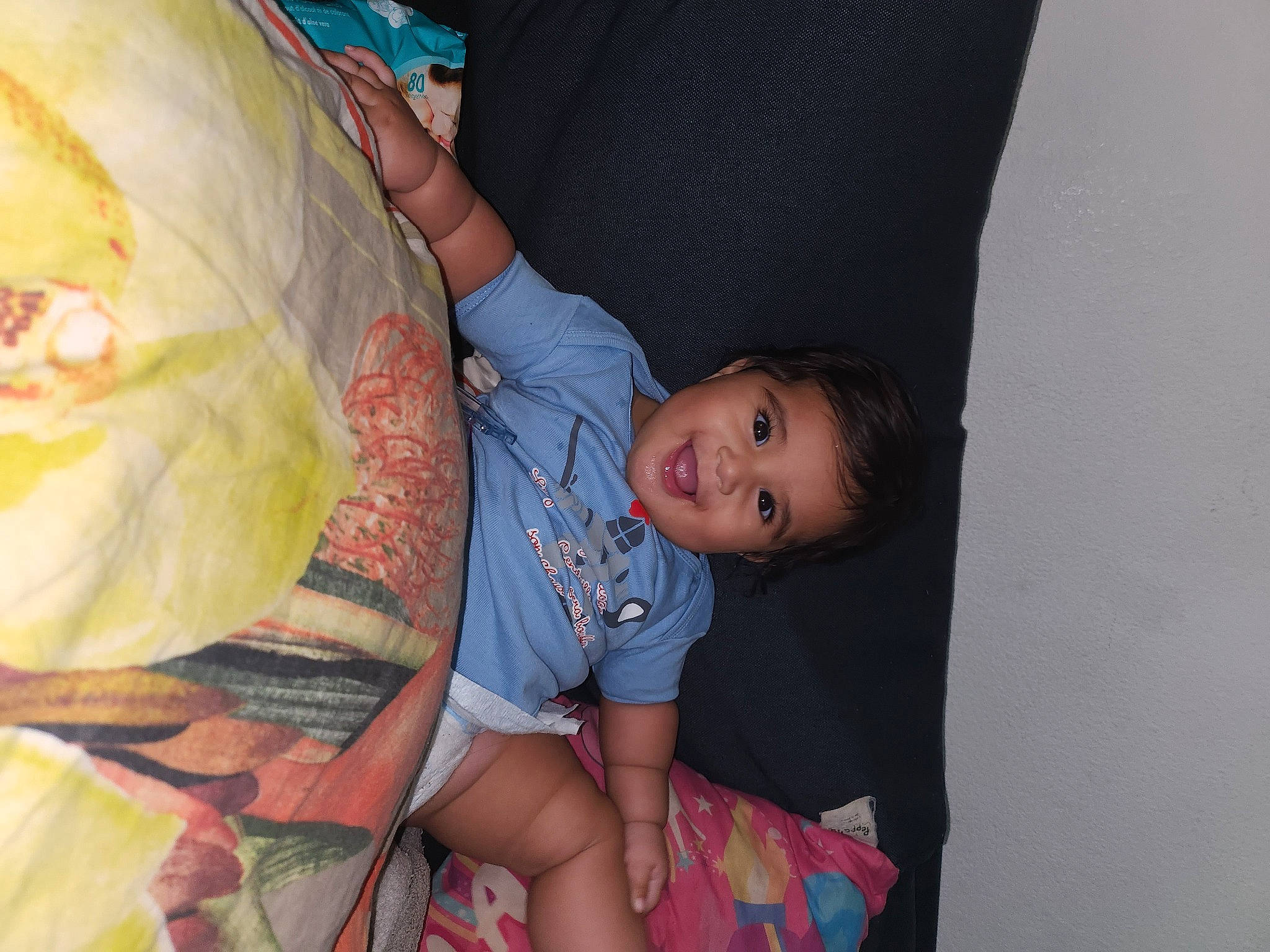 Kaleana participe au concours pour gagner de l'argent avec cette photo : abdomen, baby, baby_toddler_clothing, cheek, child, comfort, finger, fun, happy, human_body, human_leg, iris, joy, linens, mouth, person, skin, smile, textile, thigh