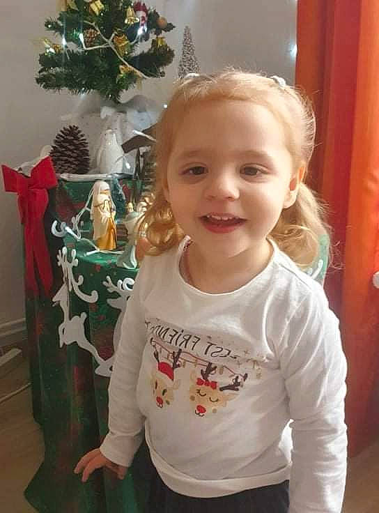 Kamila participe au concours pour gagner de l'argent avec cette photo : baby_toddler_clothing, blond, child, christmas, christmas_decoration, christmas_ornament, christmas_tree, event, fun, happy, holiday, holiday_ornament, joy, ornament, person, sleeve, smile, standing, t_shirt, toddler