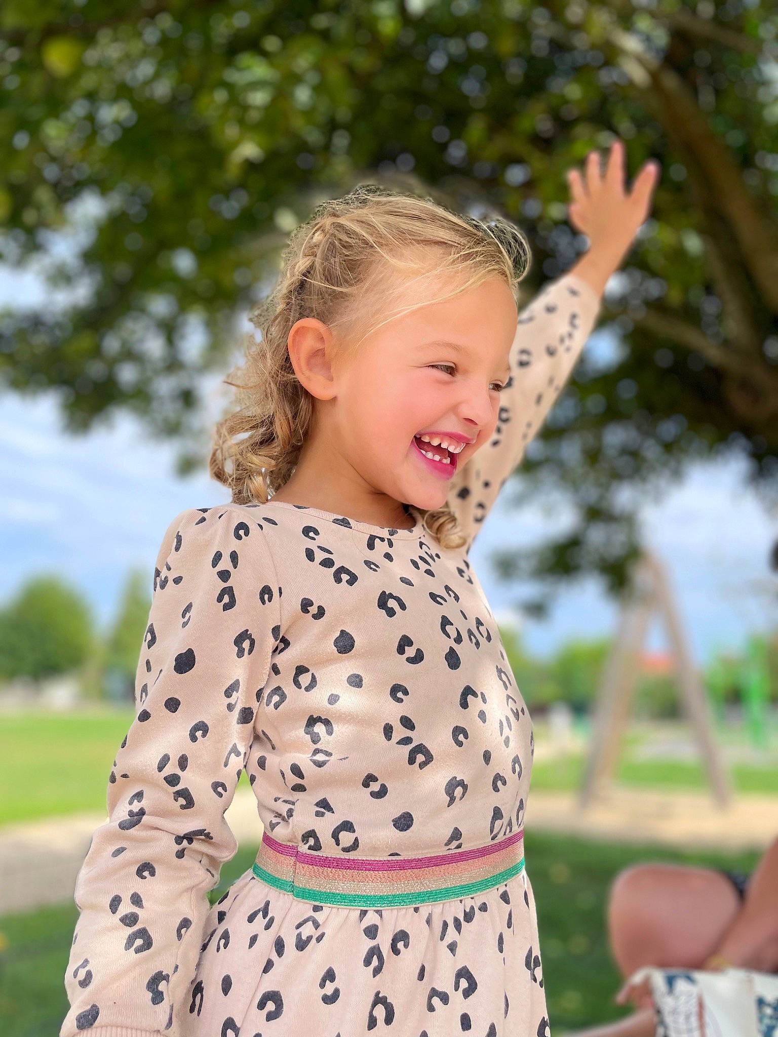 Abygaëlle a rejoint le concours — aidez-le/la à gagner de superbes lots ! baby, baby_toddler_clothing, blond, chair, child, cloud, fun, grass, happy, joy, leisure, pattern, people_in_nature, person, pink, recreation, sky, sleeve, smile, summer