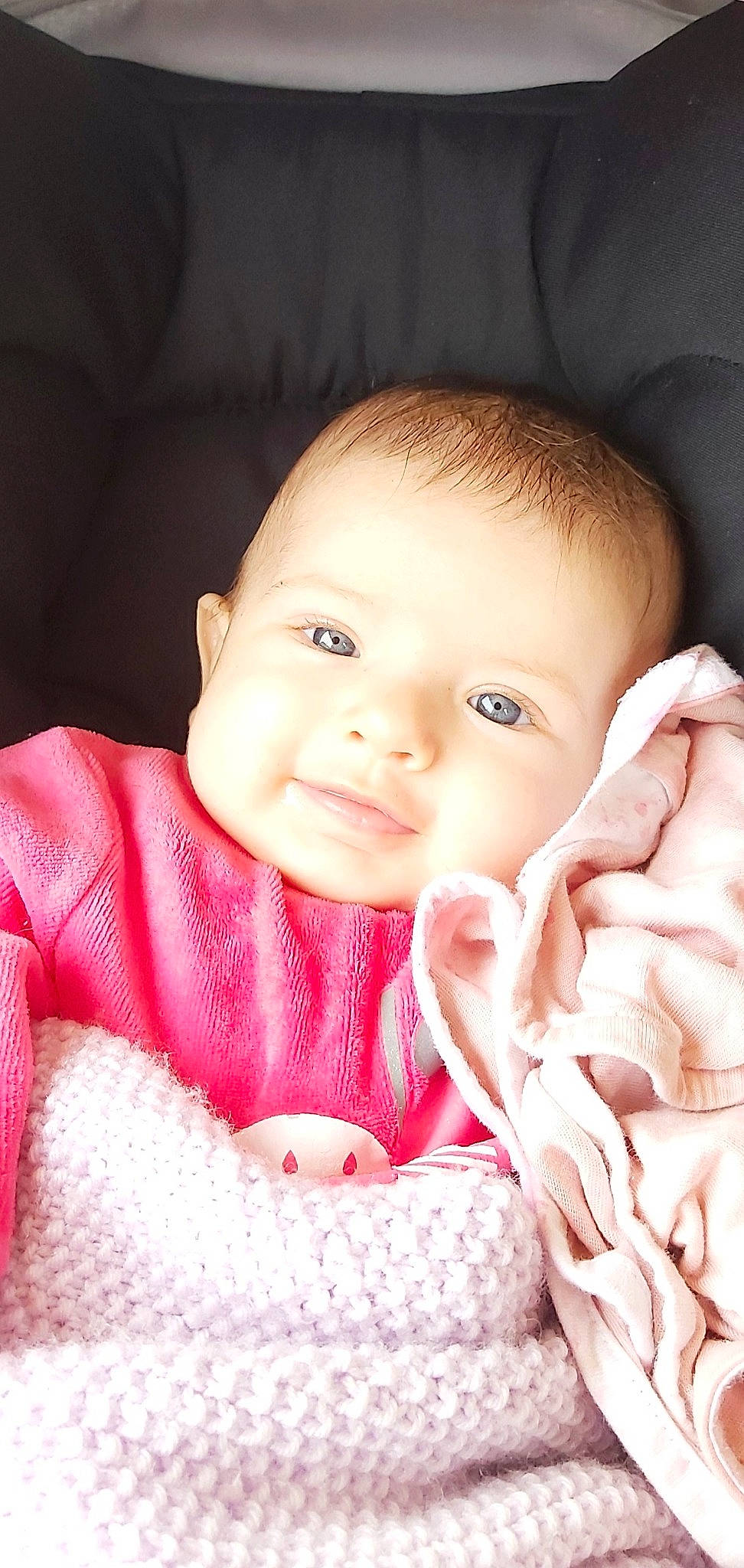 Gabrielle a rejoint le concours — aidez-le/la à gagner de superbes lots ! baby, beauty, cheek, child, chin, eye, face, finger, head, human, lip, mouth, nose, person, photography, pink, sitting, skin, smile, textile