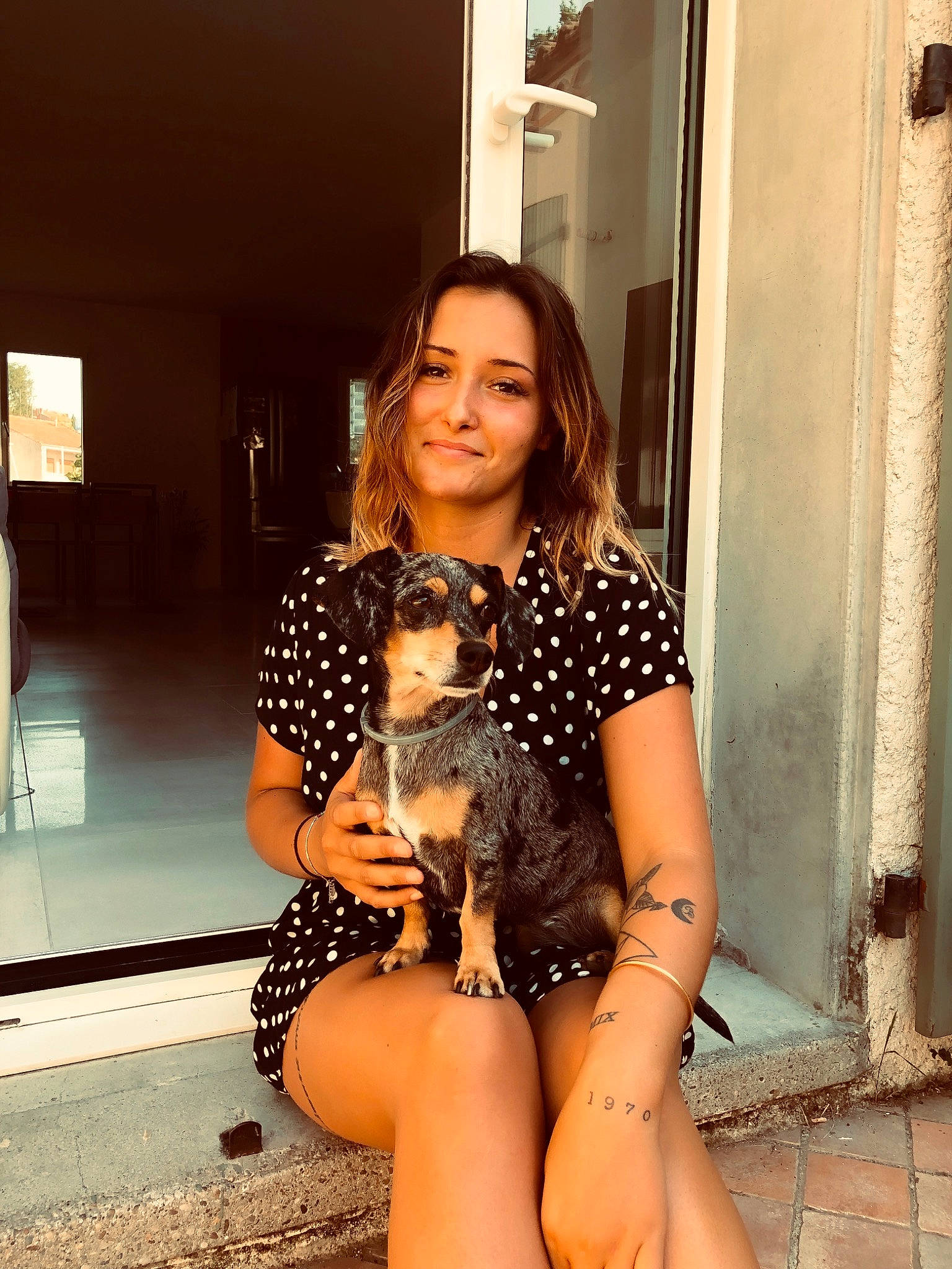 Lixie a rejoint le concours — aidez-le/la à gagner de superbes lots ! beauty, design, fashion, fawn, human_body, human_leg, joint, leg, long_hair, pattern, photo_shoot, photography, polka_dot, selfie, shorts, shoulder, sitting, smile, thigh, trunk