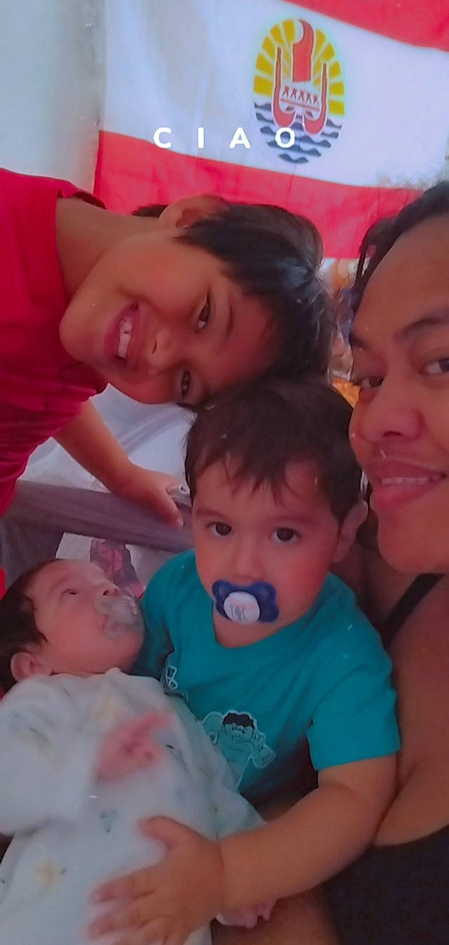 Manuhiti a rejoint le concours — aidez-le/la à gagner de superbes lots ! cheek, chin, eye, face, facial_expression, finger, hair, happy, head, interaction, iris, joy, mammal, mouth, nose, organ, person, product, red, skin