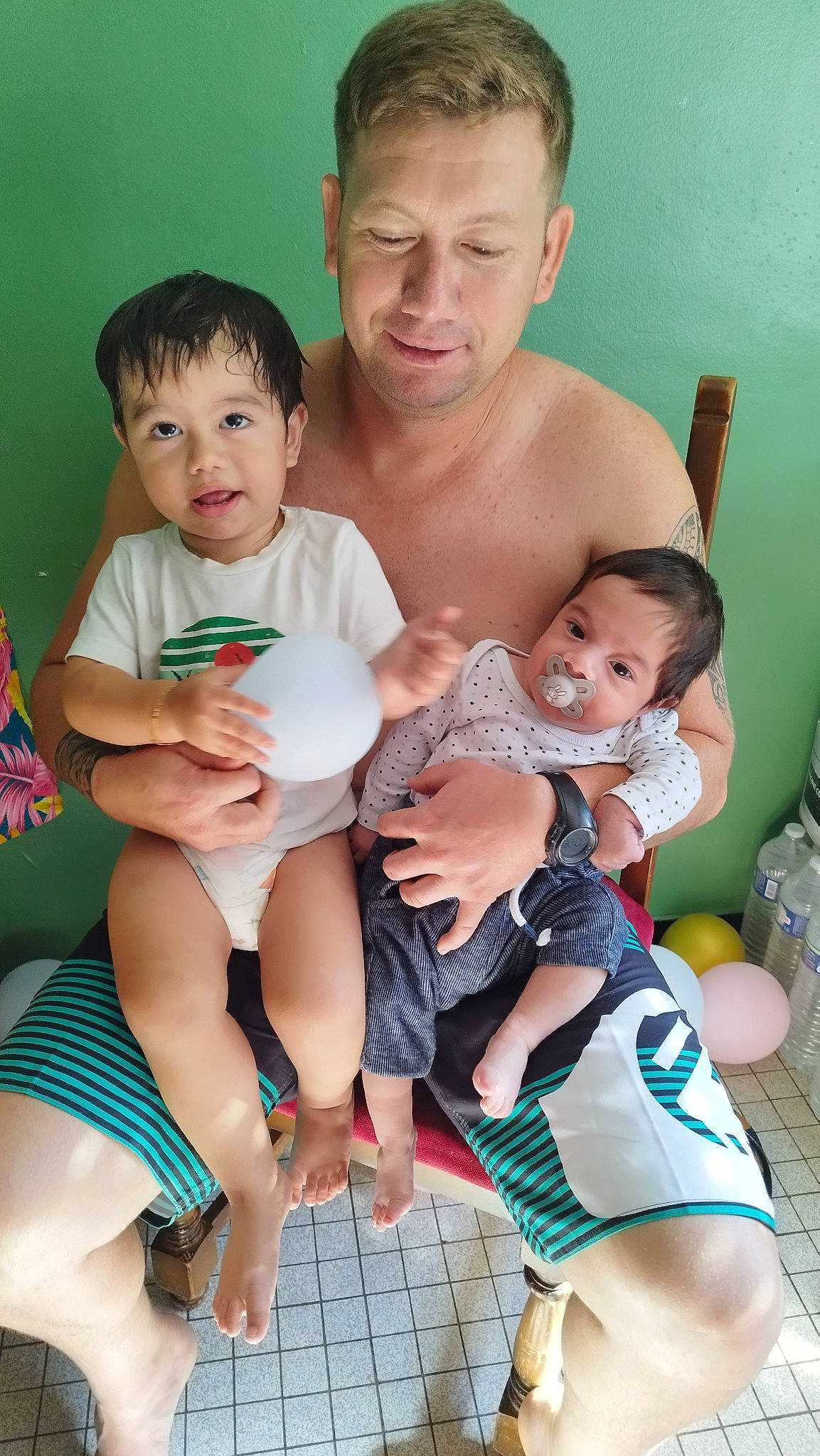 Manuhiti a rejoint le concours — aidez-le/la à gagner de superbes lots ! baby, baby_toddler_clothing, comfort, face, facial_expression, finger, hairstyle, happy, head, human_body, lap, leg, muscle, organ, person, photograph, shorts, skin, stomach, thigh