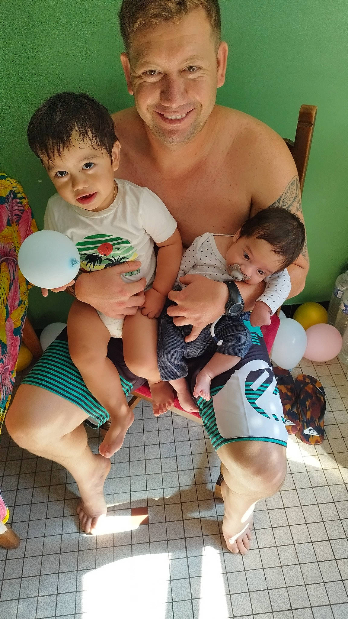 Manuhiti participe au concours pour gagner de l'argent avec cette photo : abdomen, baby_toddler_clothing, barefoot, chest, child, face, foot, fun, happy, human_body, joy, leisure, muscle, person, photograph, shorts, skin, smile, snapshot, stomach