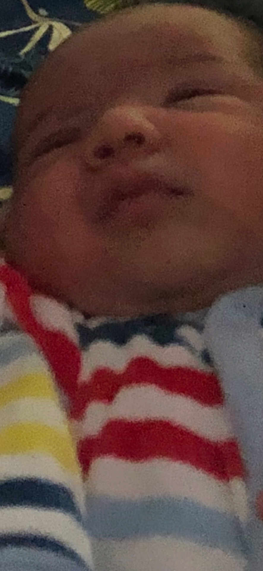 Ayaane participe au concours pour gagner de l'argent avec cette photo : baby, baby_clothes, child, closeup, colorful, cozy, cute, face, head, indoors, infant, newborn, person, portrait, skin, sleepy, soft_light, striped_clothing, warm, young