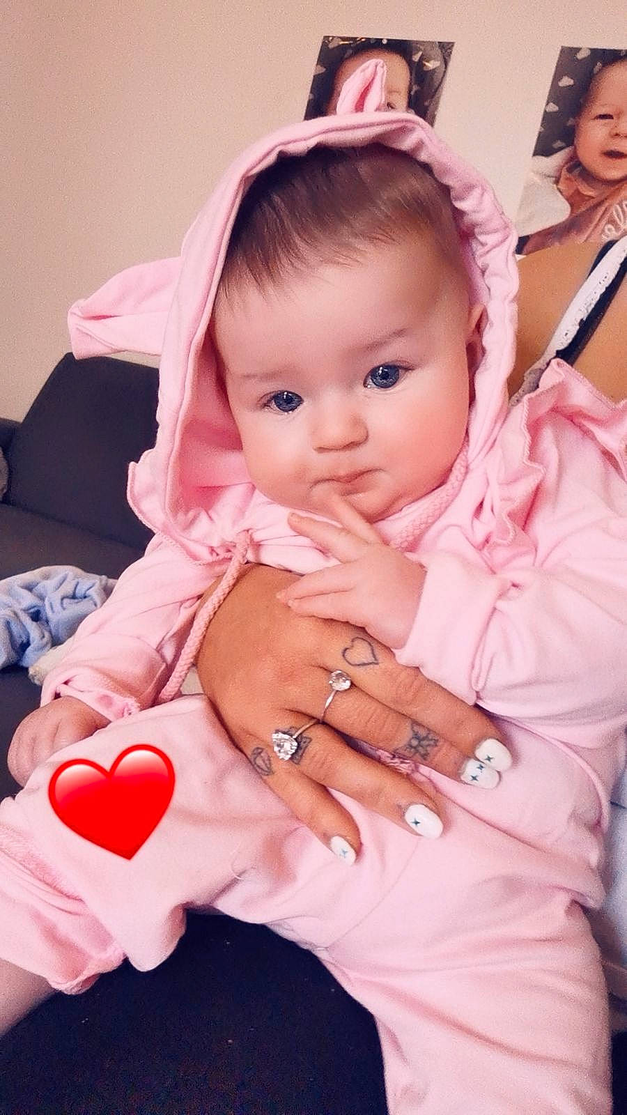 Ilona a rejoint le concours — aidez-le/la à gagner de superbes lots ! arm, baby, baby_toddler_clothing, dress, eyelash, finger, gesture, hand, happy, headpiece, human_body, interaction, jewellery, lip, mammal, person, pink, skin, textile, thumb