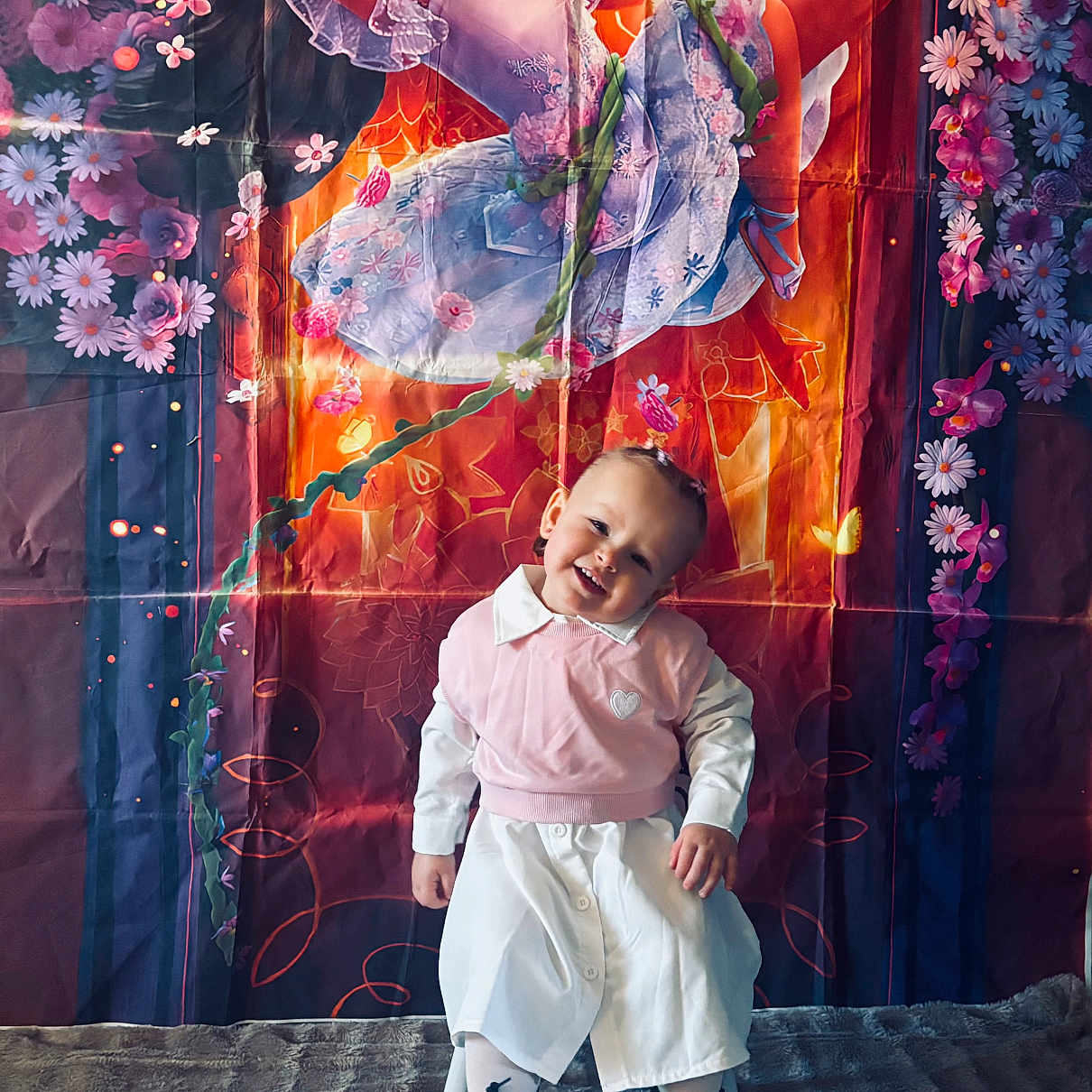 Daenerys a rejoint le concours — aidez-le/la à gagner de superbes lots ! toddler, child, smiling, sitting, boots, white_dress, pink_sweater, chair, backdrop, animated_character, flowers, butterflies, colorful, indoor, portrait, cute, happy, playful, head_tilt, decor