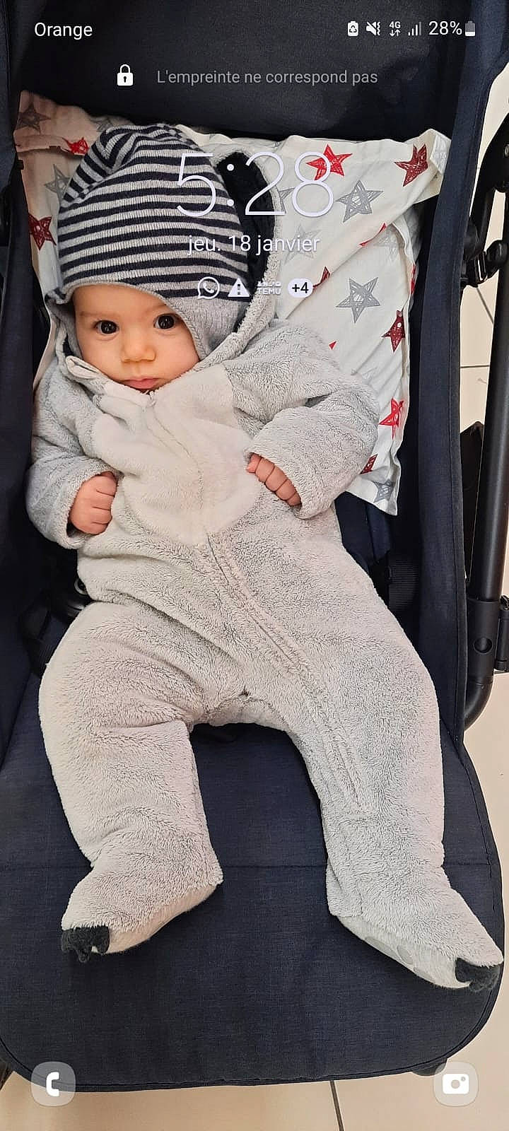 Assalas a rejoint le concours — aidez-le/la à gagner de superbes lots ! baby, baby_toddler_clothing, beanie, cap, child, comfort, fashion_accessory, foot, fur, headgear, headwear, knit_cap, outerwear, pattern, person, sitting, sleeve, textile, thigh, toddler