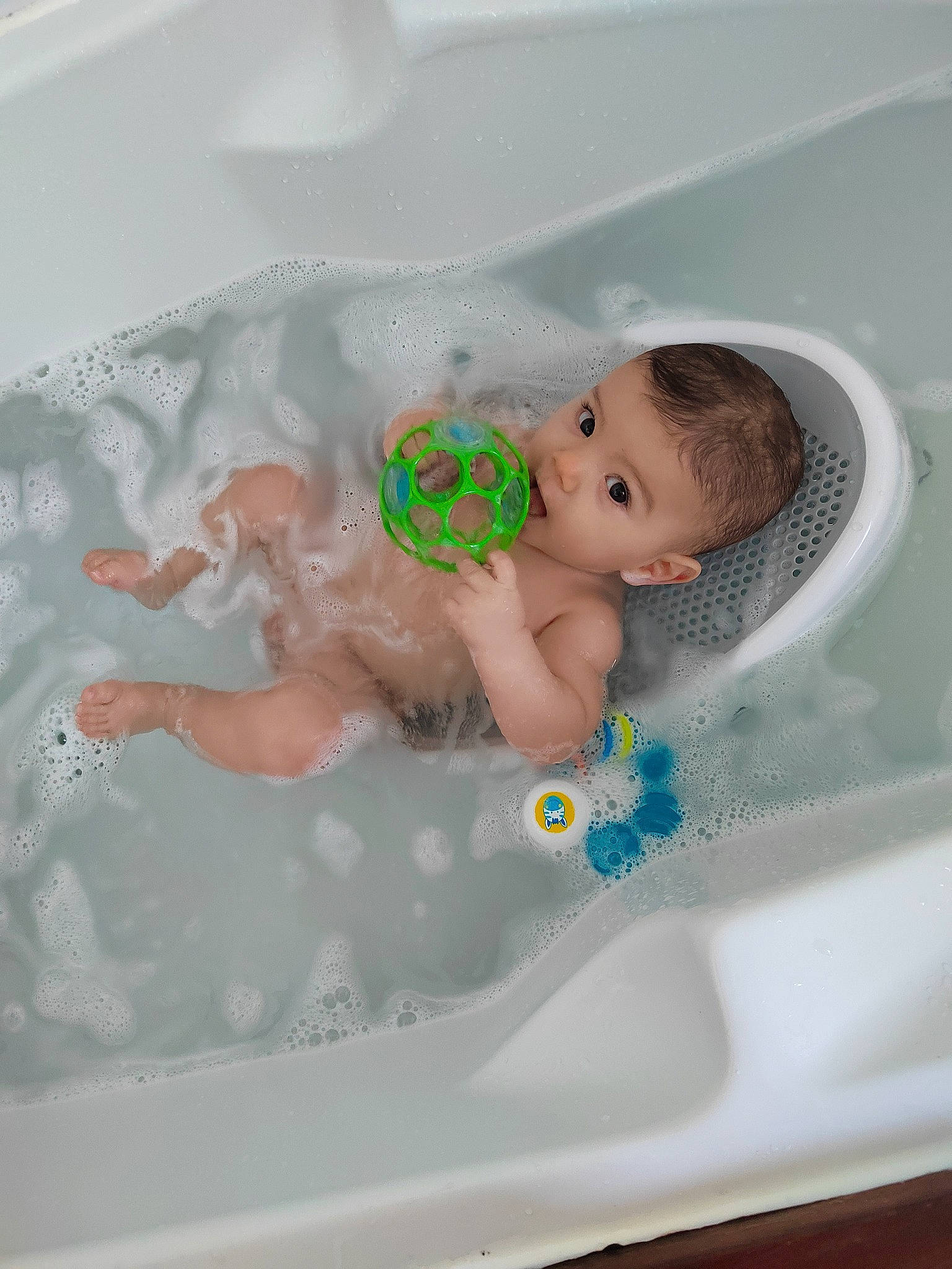 Assalas a rejoint le concours — aidez-le/la à gagner de superbes lots ! baby, baby_bathing, bathing, bathroom, bathtub, child, fluid, foam, fun, happy, leisure, liquid, person, plumbing, plumbing_fixture, product, room, skin, smile, toddler