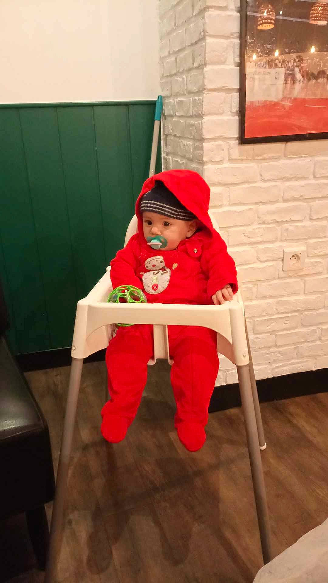 Assalas participe au concours pour gagner de l'argent avec cette photo : baby, baby_toddler_clothing, carmine, chair, child, cleanliness, comfort, flooring, fun, hardwood, hat, headwear, holiday, hoodie, jacket, lap, person, picture_frame, sitting, toddler