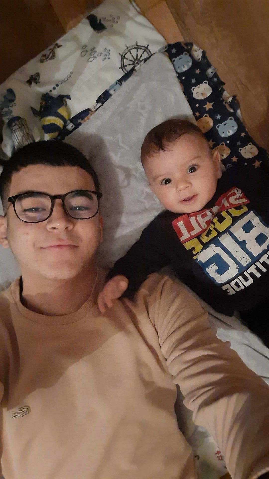 Assalas a rejoint le concours — aidez-le/la à gagner de superbes lots ! baby, baby_toddler_clothing, cheek, comfort, cool, eyewear, facial_expression, glasses, hairstyle, happy, head, human, mammal, organ, person, skin, sleeve, smile, textile, toddler