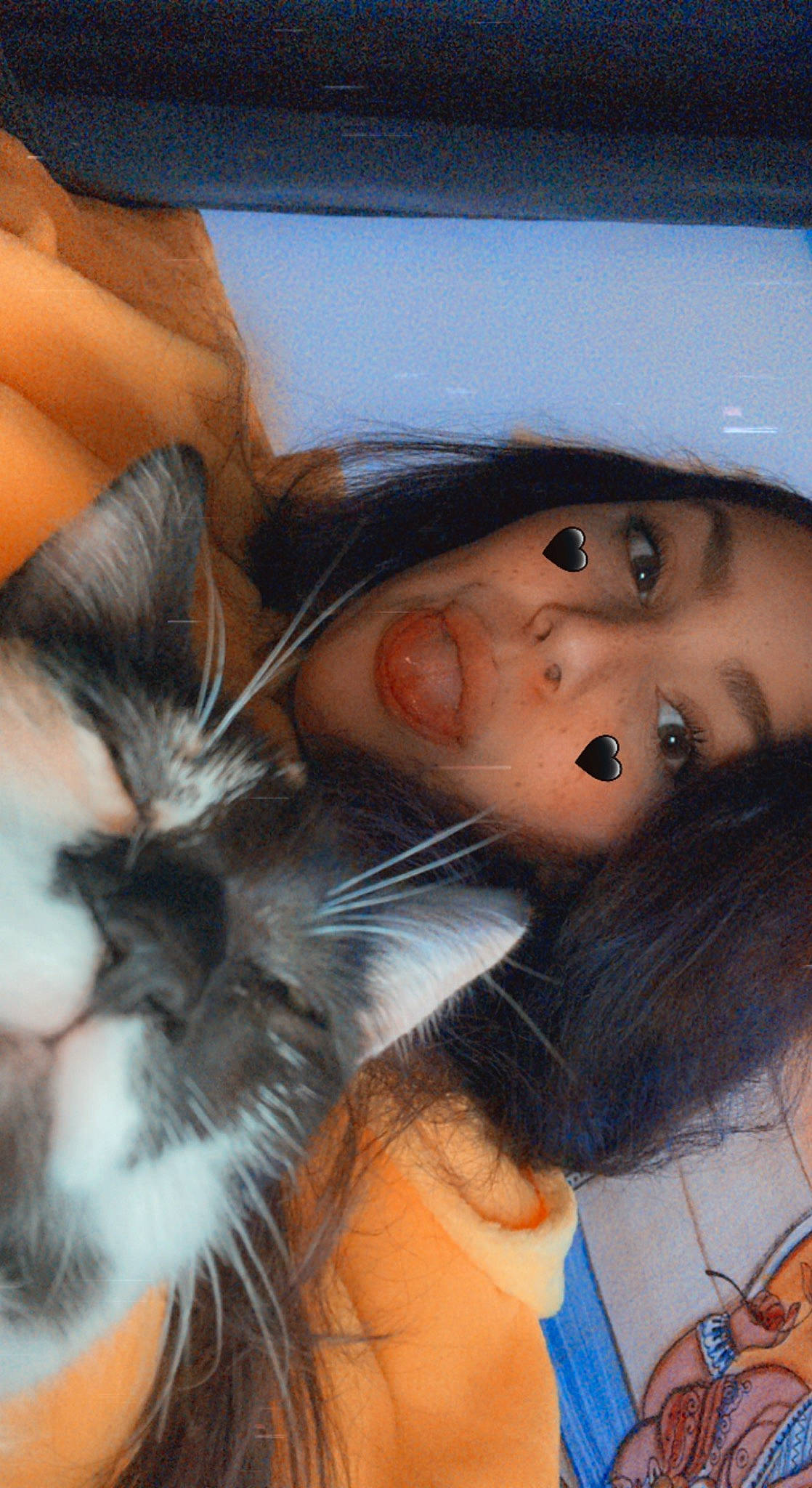 Iskya participe au concours pour gagner de l'argent avec cette photo : black_hair, carnivore, cat, eye, eyebrow, eyelash, fawn, felidae, gesture, happy, human_body, iris, leg, mouth, nose, plant, skin, sunglasses, tree, whiskers