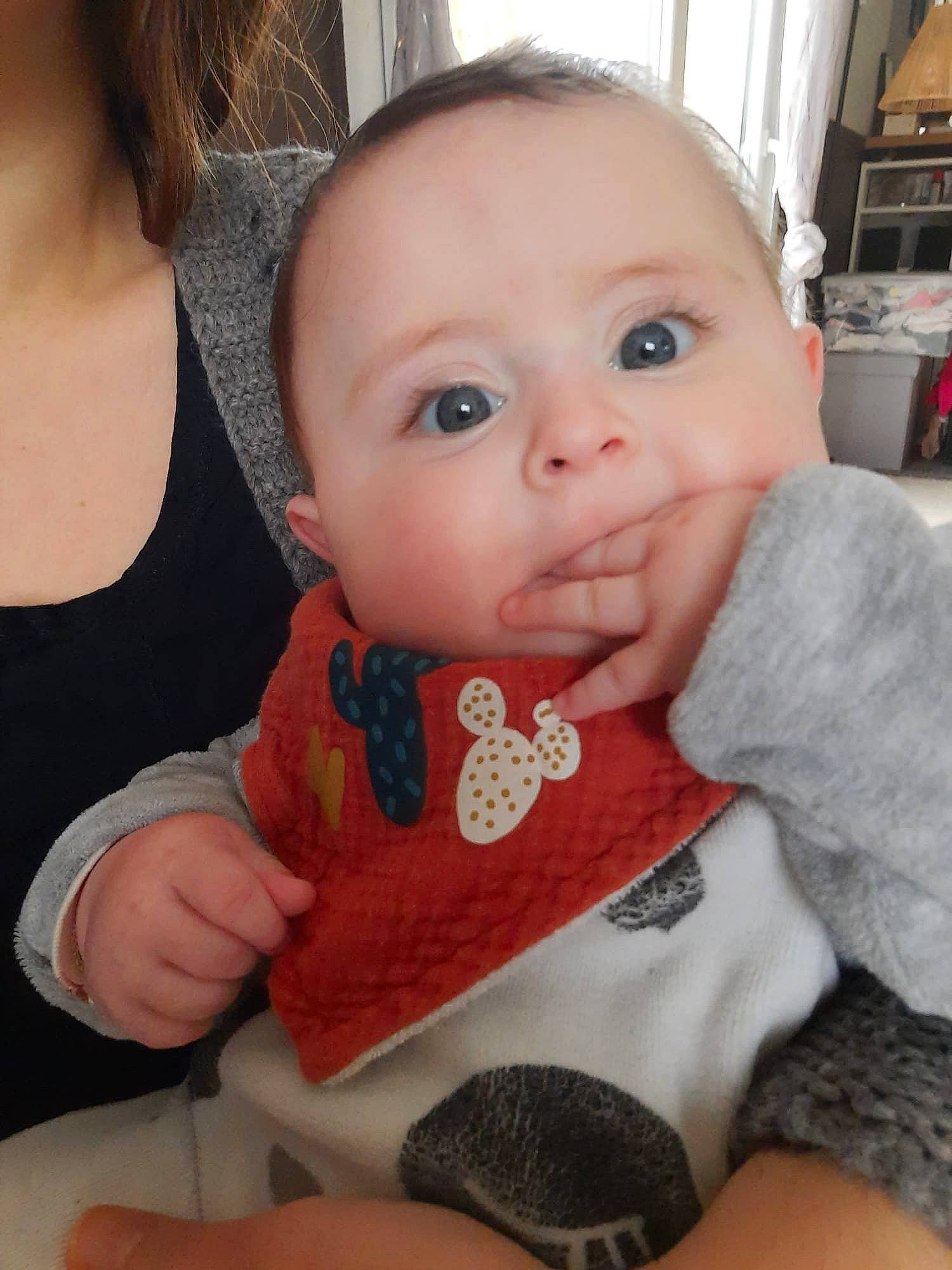 Alice participe au concours pour gagner de l'argent avec cette photo : baby, baby_toddler_clothing, cheek, child, comfort, eyelash, facial_expression, finger, gesture, hairstyle, iris, lip, nail, neck, nose, person, sitting, skin, sleeve, thumb