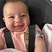 Léa participe au concours pour gagner de l'argent avec cette photo : animal_print, baby, blanket, car_seat, cheeks, child, clothing, cute, eyes, face, happy, head, indoor, infant, mouth, pink_shirt, portrait, seatbelt, skin, smiling