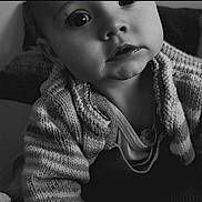 Raphaël participe au concours pour gagner de l'argent avec cette photo : baby, child, face, close_up, knitted_sweater, black_and_white, portrait, curious, big_eyes, soft_lighting, cozy, warm_clothing, indoor, cute, young, person, expression, sitting, head_and_shoulders, infant