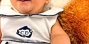 Loann a rejoint le concours — aidez-le/la à gagner de superbes lots ! baby, smiling, infant, clothing, teddy_bear, soft, cute, portrait, child, happy, face, cuddly, toy, white, navy_blue, fabric, person, closeup, indoor, cozy