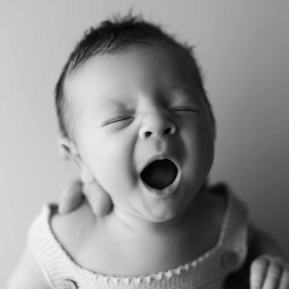 Louis participe au concours pour gagner de l'argent avec cette photo : baby, infant, portrait, black_and_white, yawning, close_up, sleepy, knitted_clothing, cute, newborn, face, expression, child, person, soft_light, monochrome, adorable, head, skin, peaceful
