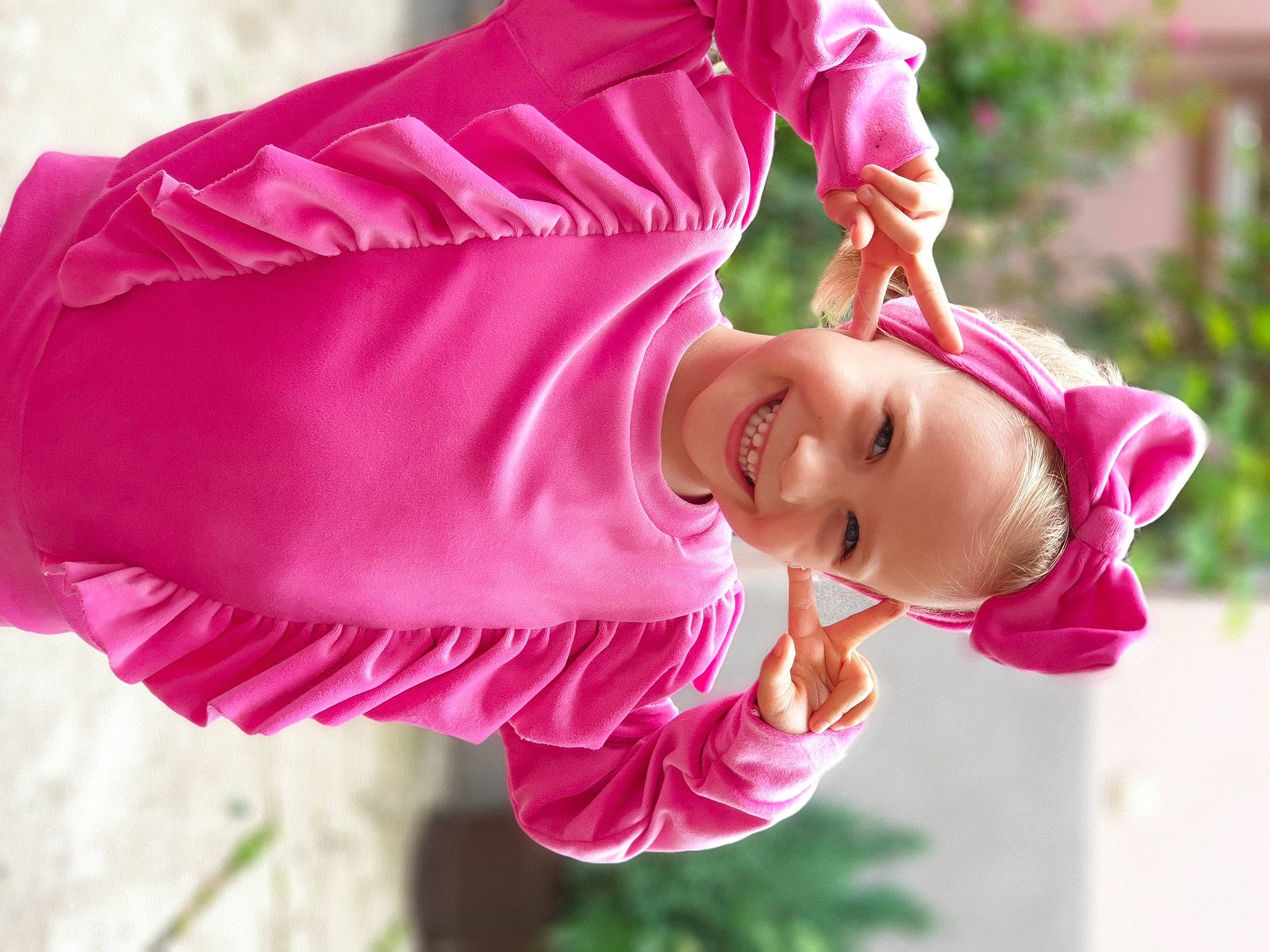 Amelia a rejoint le concours — aidez-le/la à gagner de superbes lots ! child, costume, dress, flower, fun, grass, happy, joy, leisure, magenta, peach, person, petal, pink, plant, purple, recreation, red, scarf, sleeve