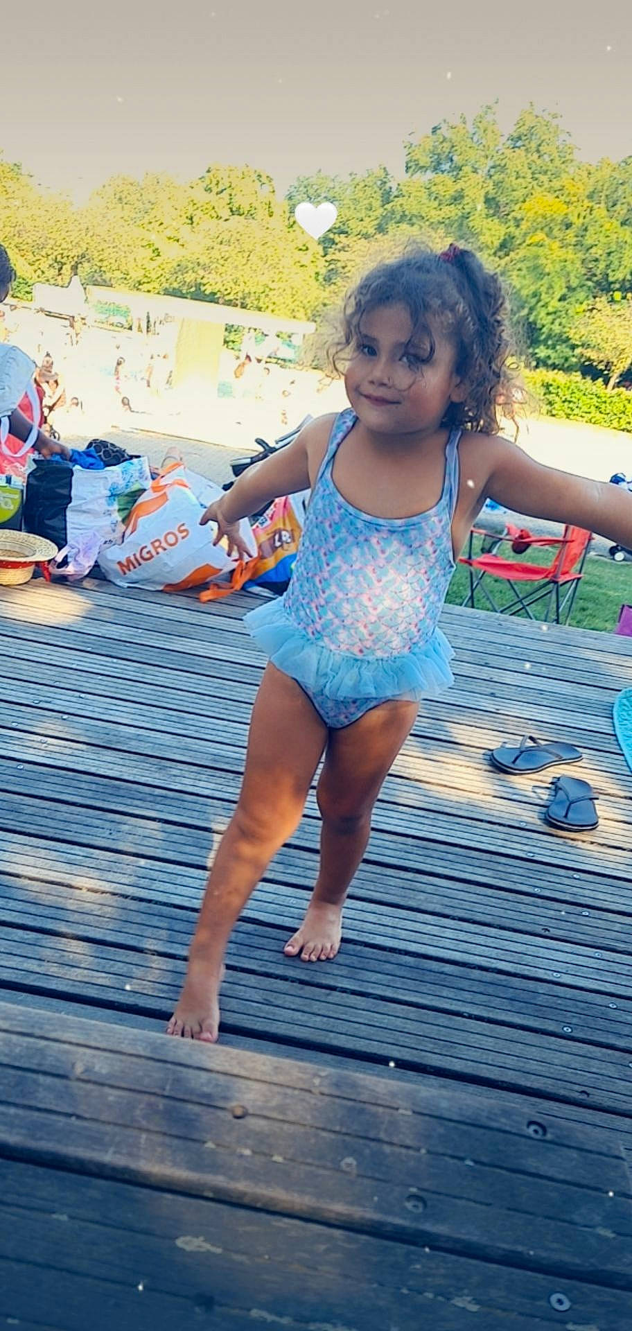 Inaya participe au concours pour gagner de l'argent avec cette photo : barefoot, child, fun, happy, joy, leg, leisure, person, photography, play, recreation, shorts, sportswear, summer, toddler, vacation, water