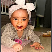 Lina a rejoint le concours — aidez-le/la à gagner de superbes lots ! baby, beads, big_eyes, blanket, cheeks, child, clothing, crawling, crib, cute, floor, hands, headband, indoors, infant, pacifier, playtime, portrait, smiling, toy