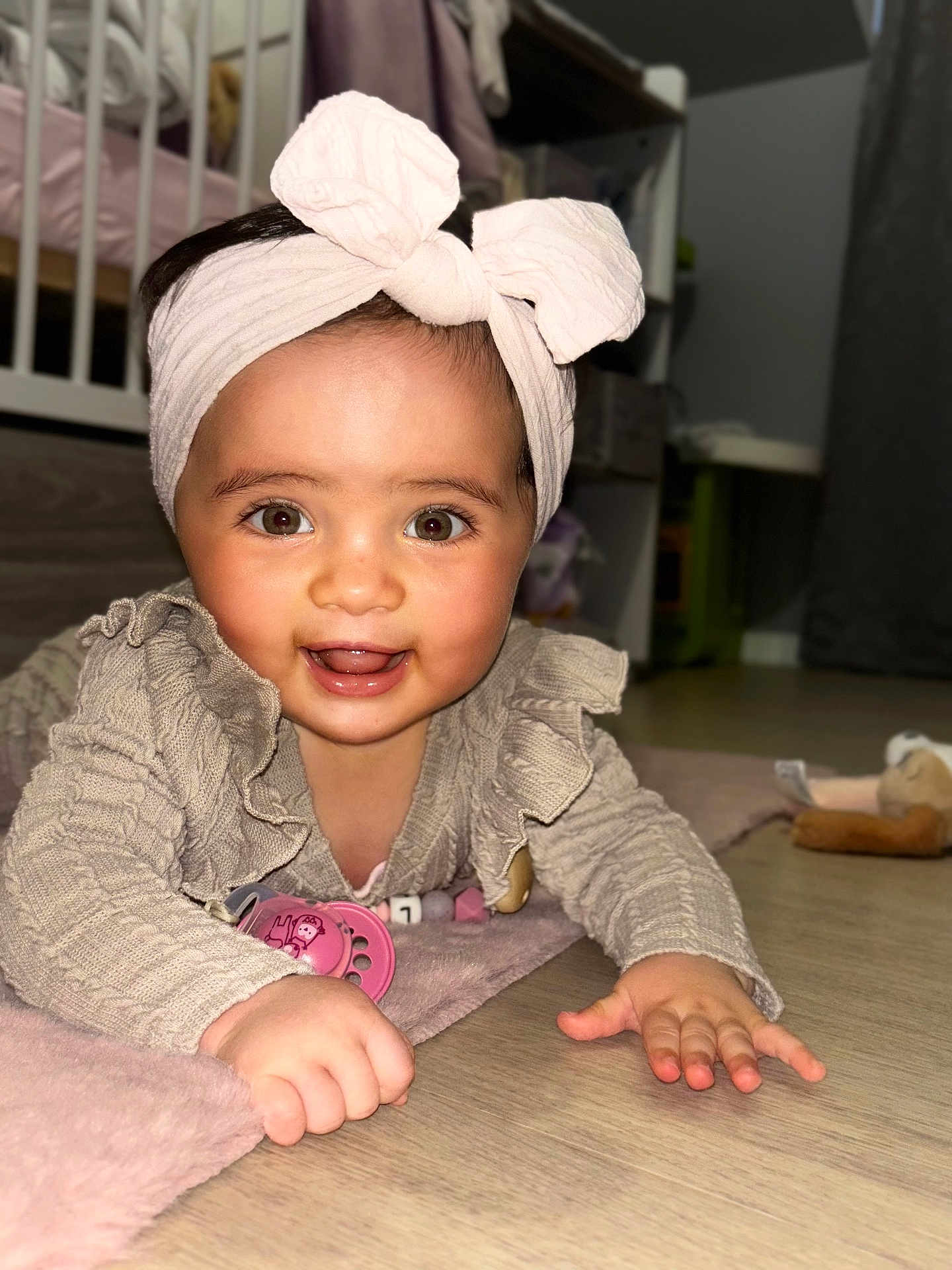 Lina participe au concours pour gagner de l'argent avec cette photo : baby, infant, child, headband, bow, smile, eyes, pacifier, toy, blanket, crawling, floor, nursery, crib, clothing, ruffles, portrait, closeup, hand, cheeks