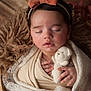 Léna a rejoint le concours — aidez-le/la à gagner de superbes lots ! baby, blanket, bow, child, closed_eyes, cozy, cute, face, hand, headband, infant, knitted_toy, peaceful, portrait, sleeping, soft_texture, teddy_bear, warm_colors, wood_background, wrapped